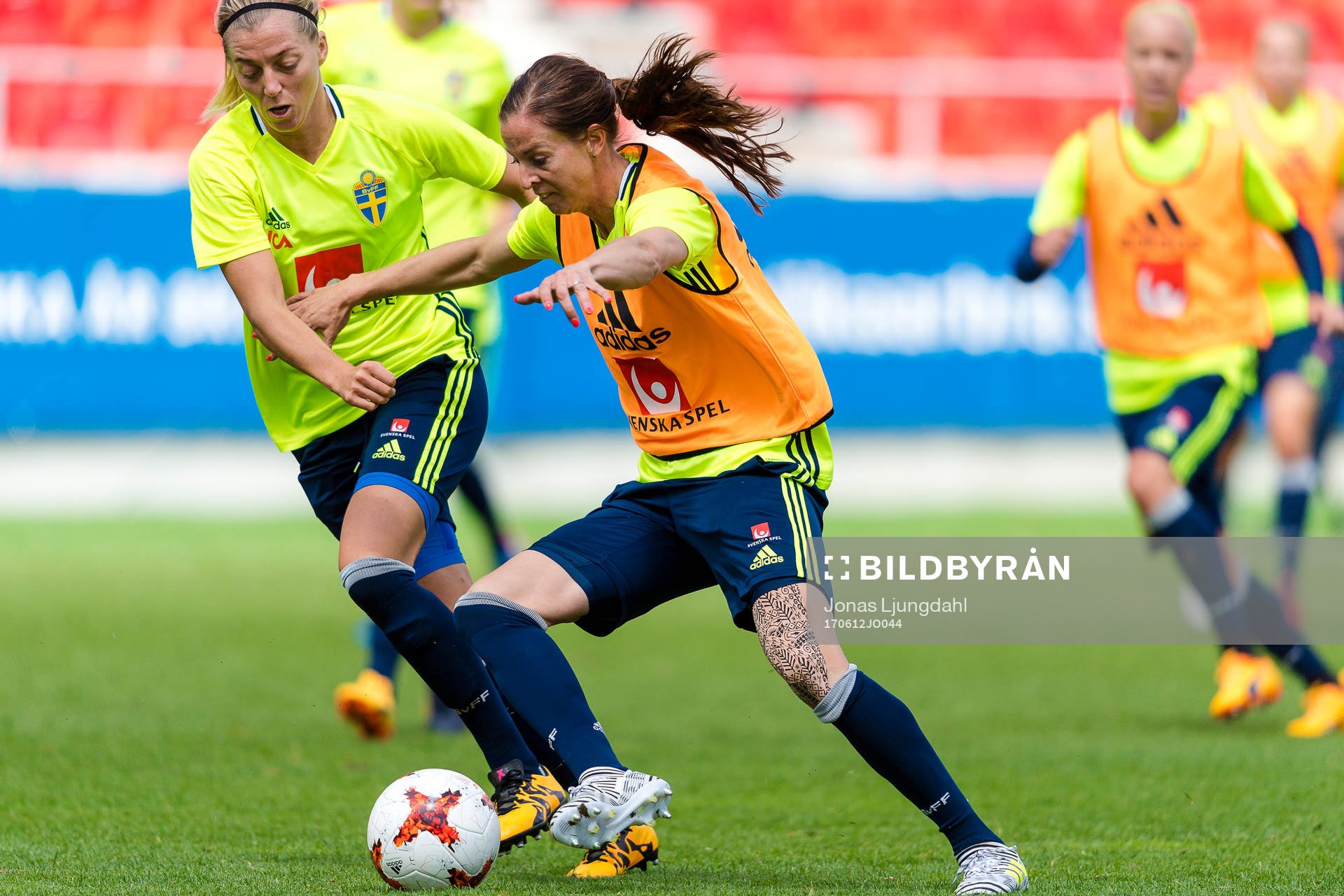 Sveriges Lotta Schelin i kamp med Linda Sembrant under en träning med det svenska damlandslaget i fotboll den 12 juni 2017 i Växjö.