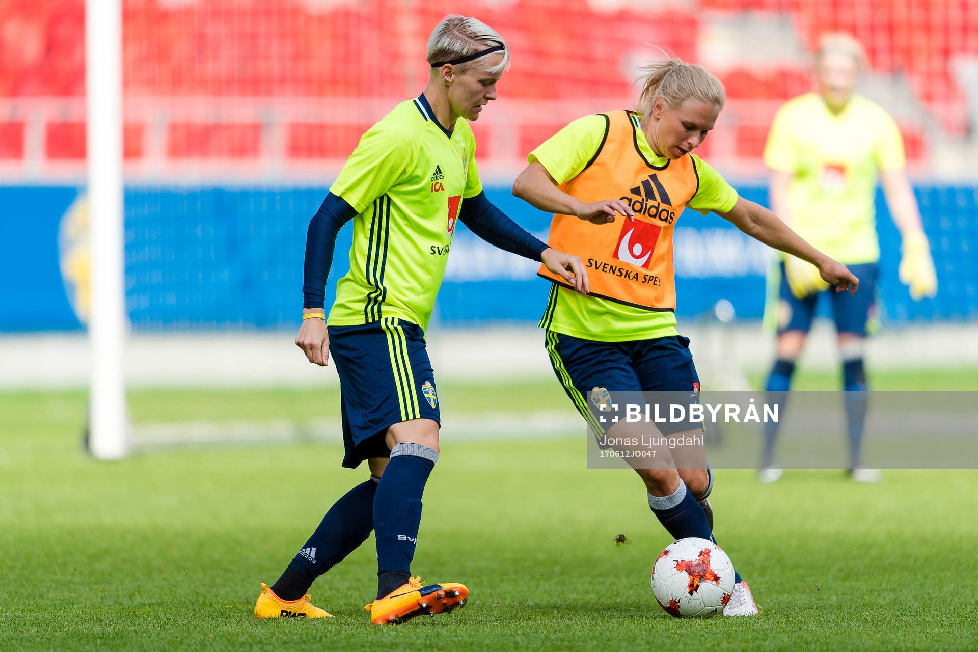 Sveriges Nilla Fischer i kamp med Jonna Andersson under en träning med det svenska damlandslaget i fotboll den 12 juni 2017 i Växjö.
