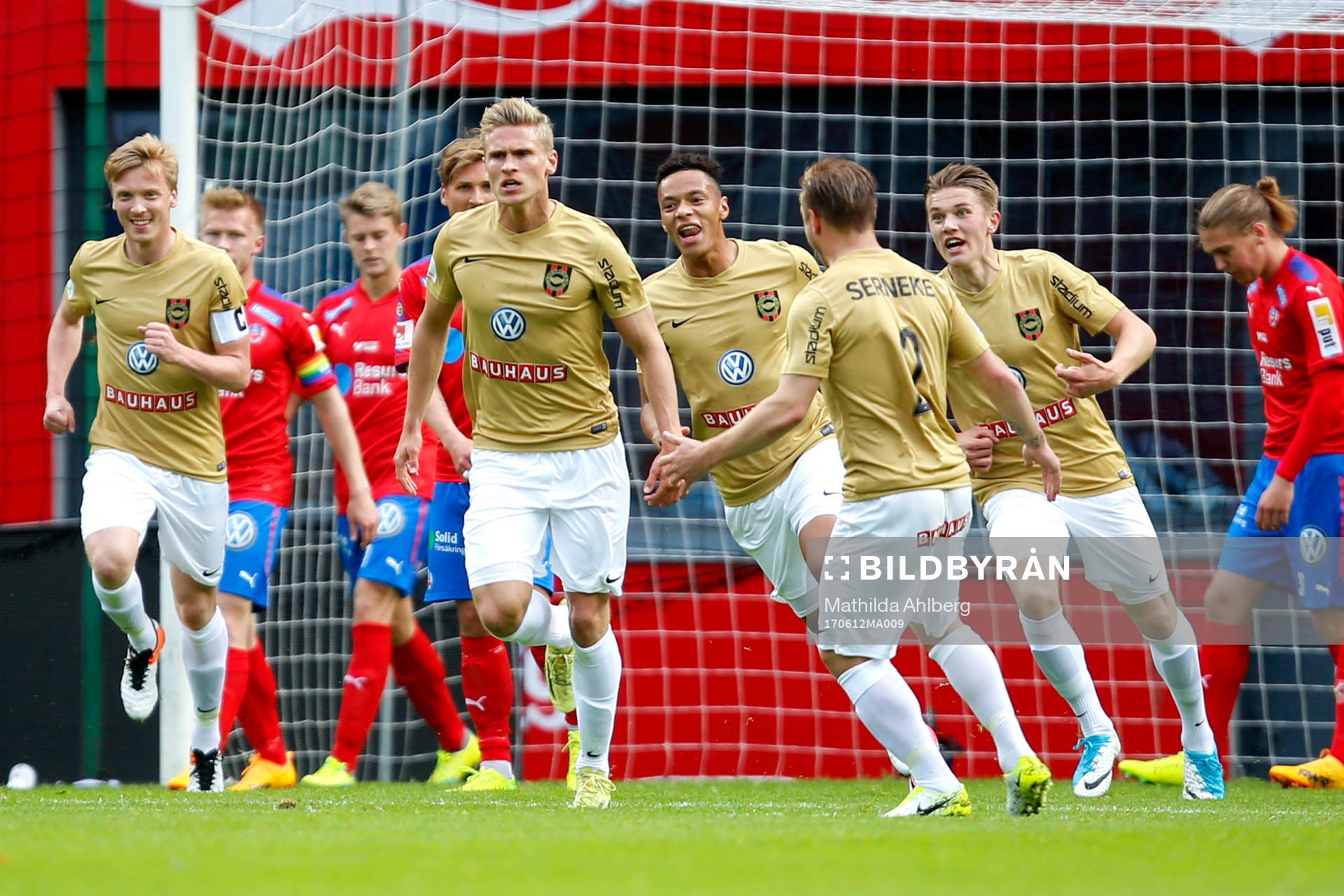 Brommapojkarnas Carl Starfelt jublar