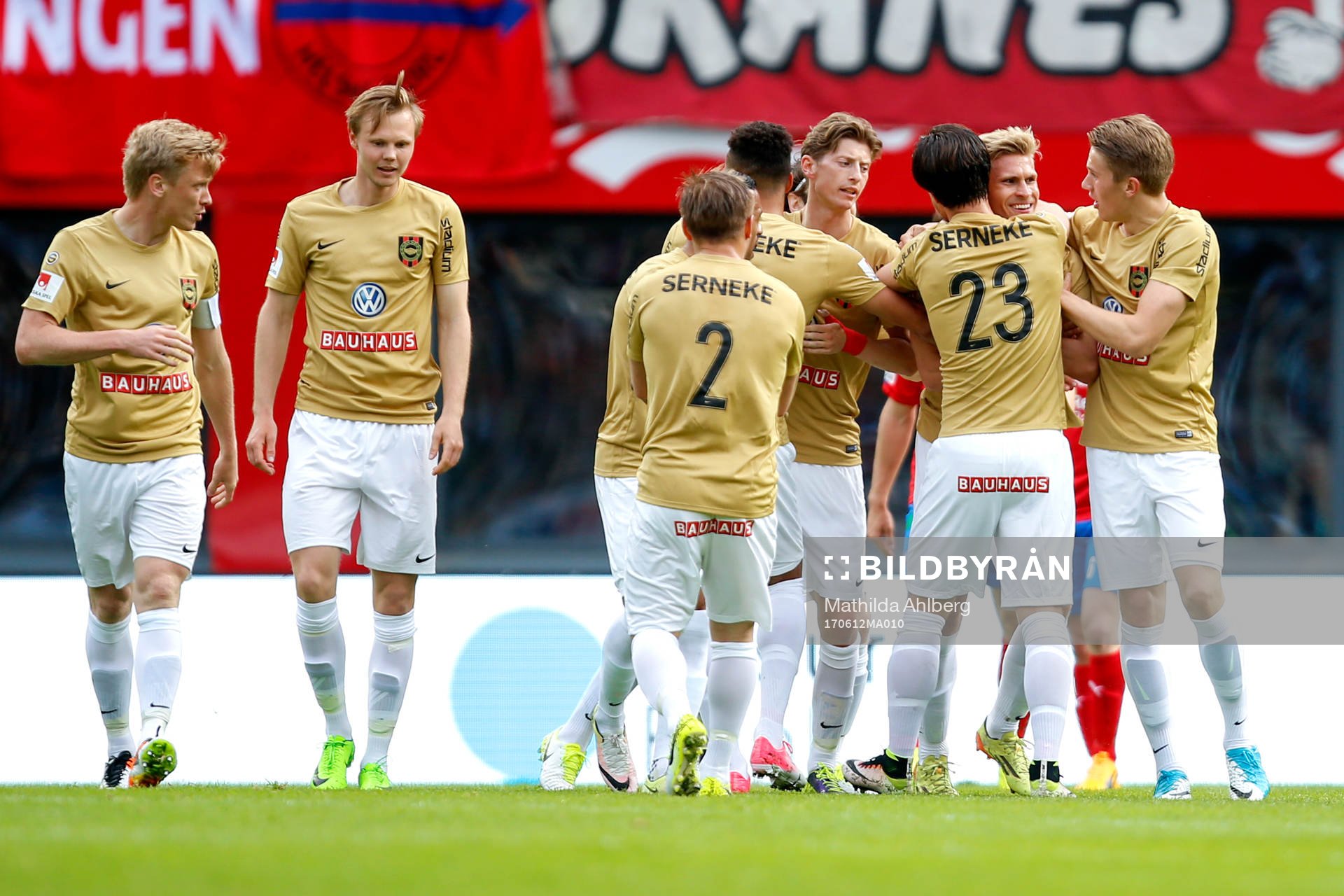 Brommapojkarnas Carl Starfelt jublar