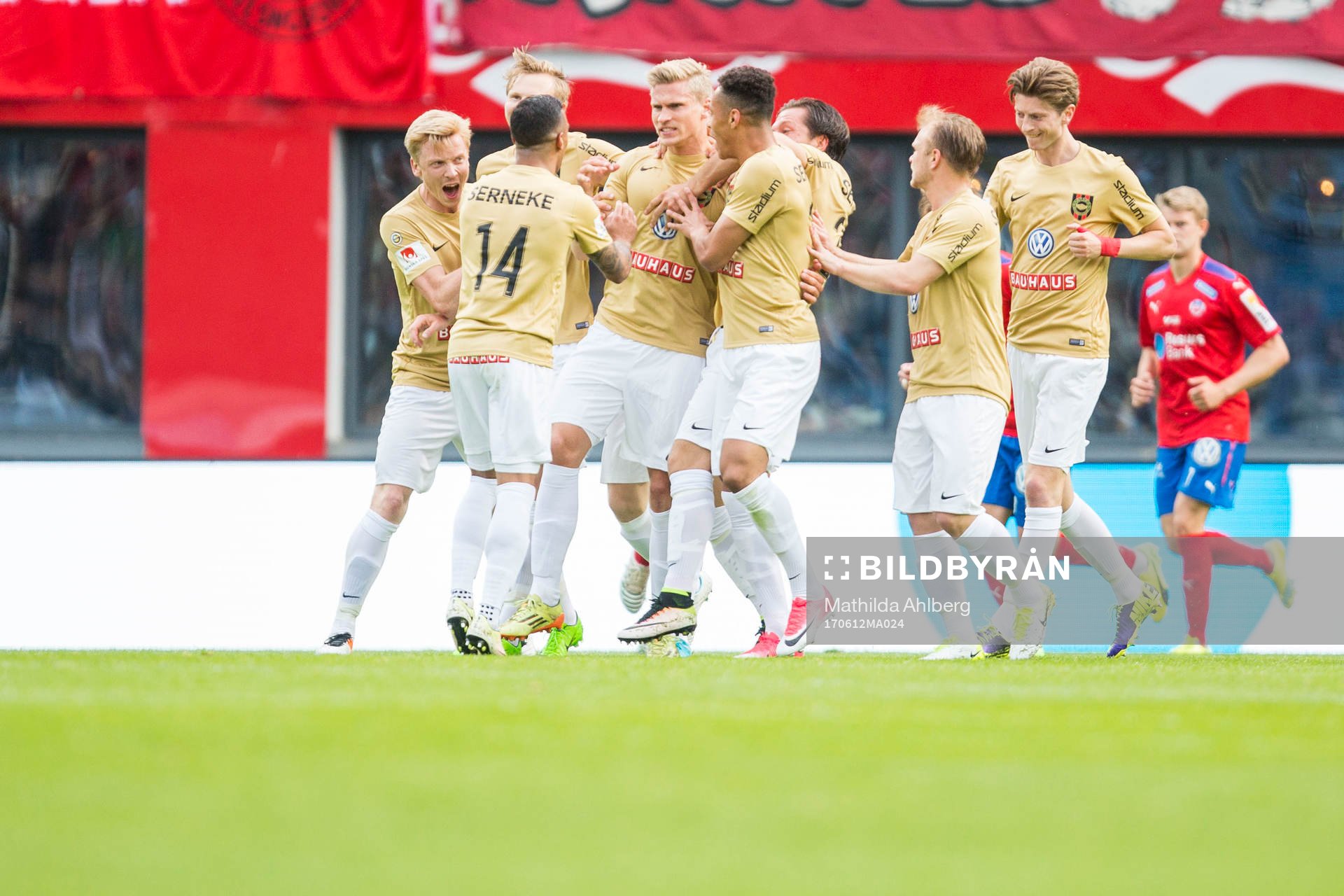 Brommapojkarnas Carl Starfelt jublar