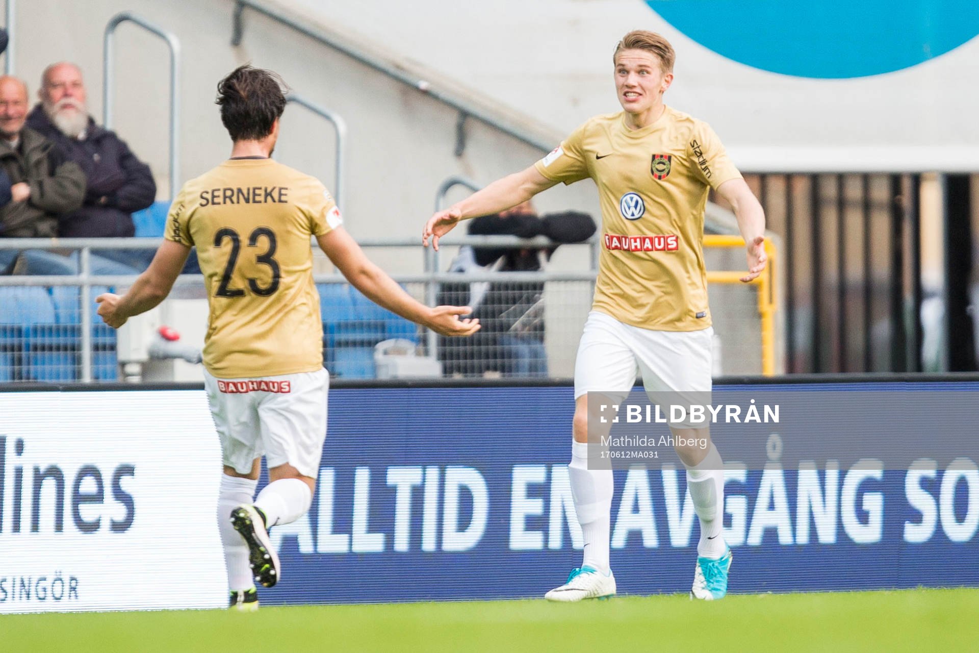 Brommapojkarnas Viktor Gyökeres jublar