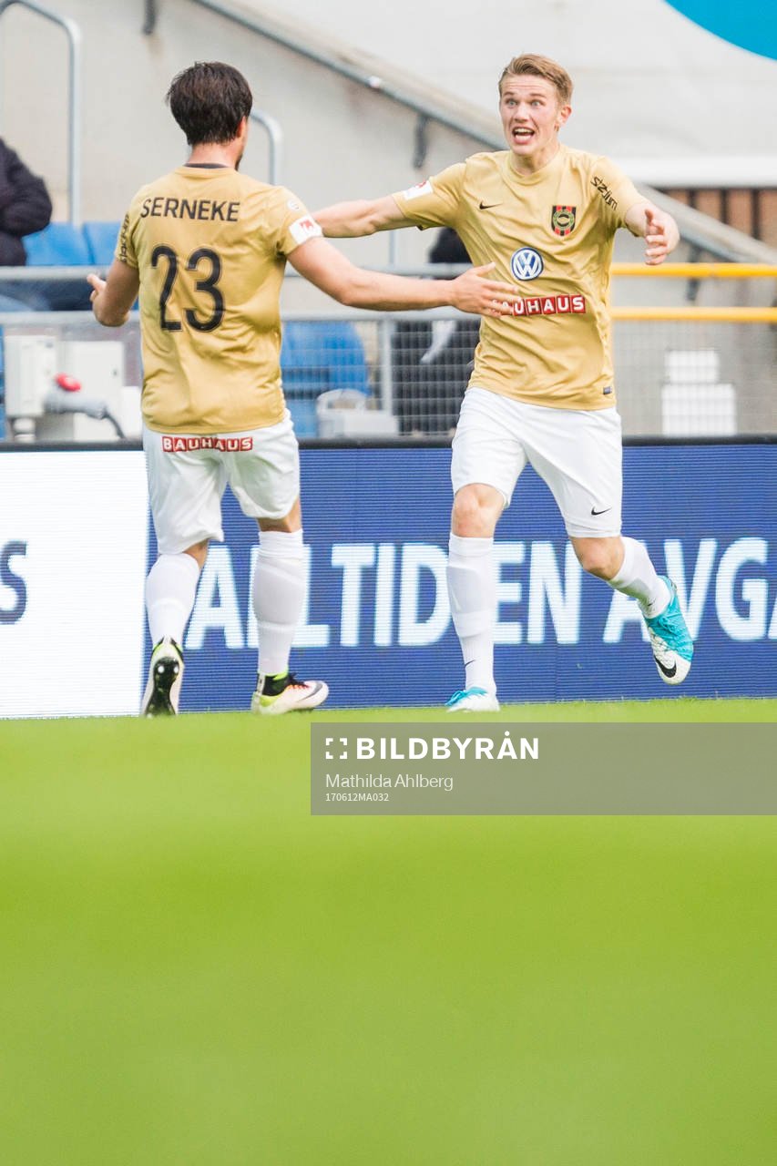 Brommapojkarnas Viktor Gyökeres jublar efter att ha gjort 2-0 under fotbollsmatchen i Superettan mellan Helsingborg och Brommapojkarna den 12 juni 2017 i Helsingborg.
