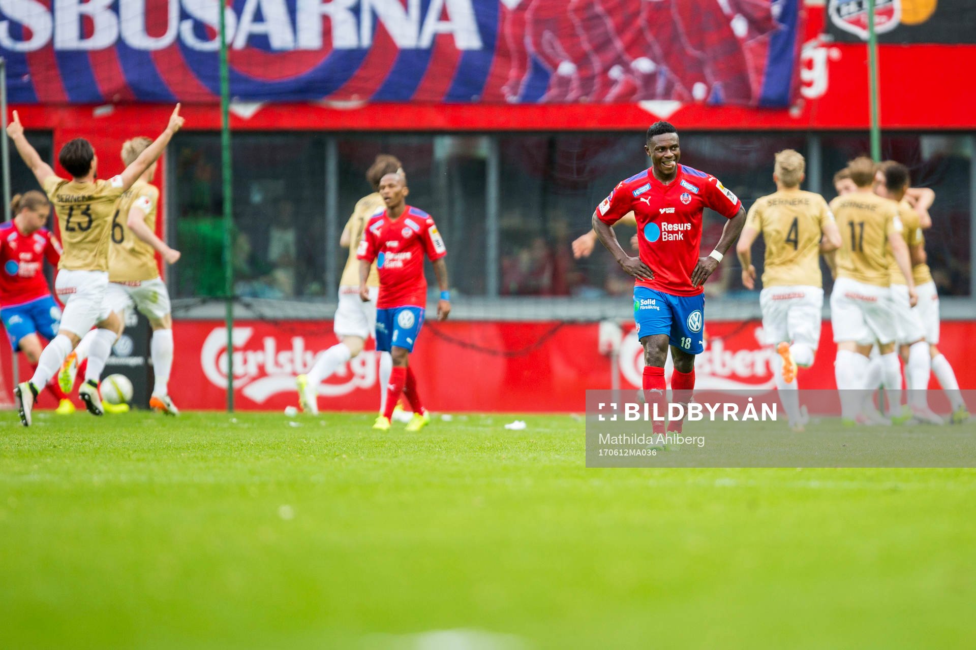 Helsingborgs Oke Akpoveta deppar samtidigt som