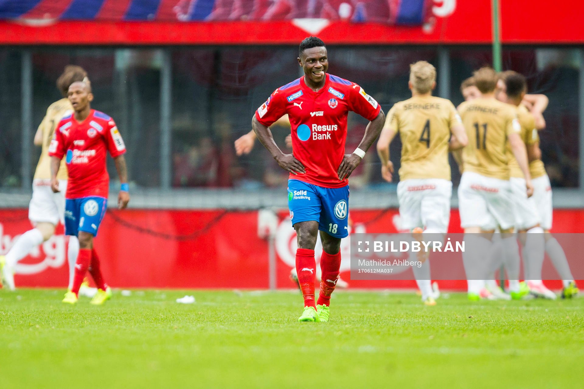 Helsingborgs Oke Akpoveta deppar samtidigt som