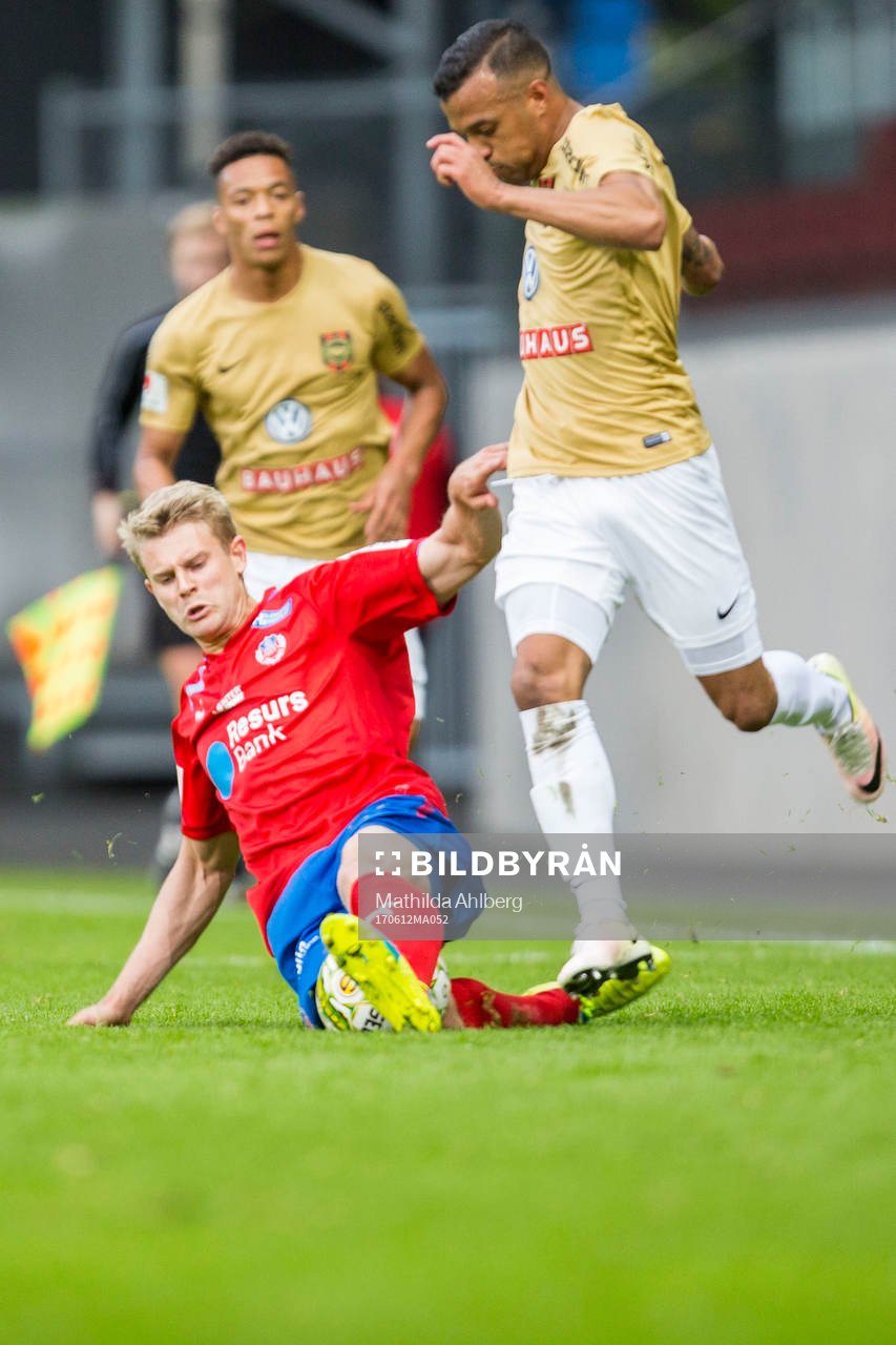 Helsingborgs Viktor Ljung i närkamp