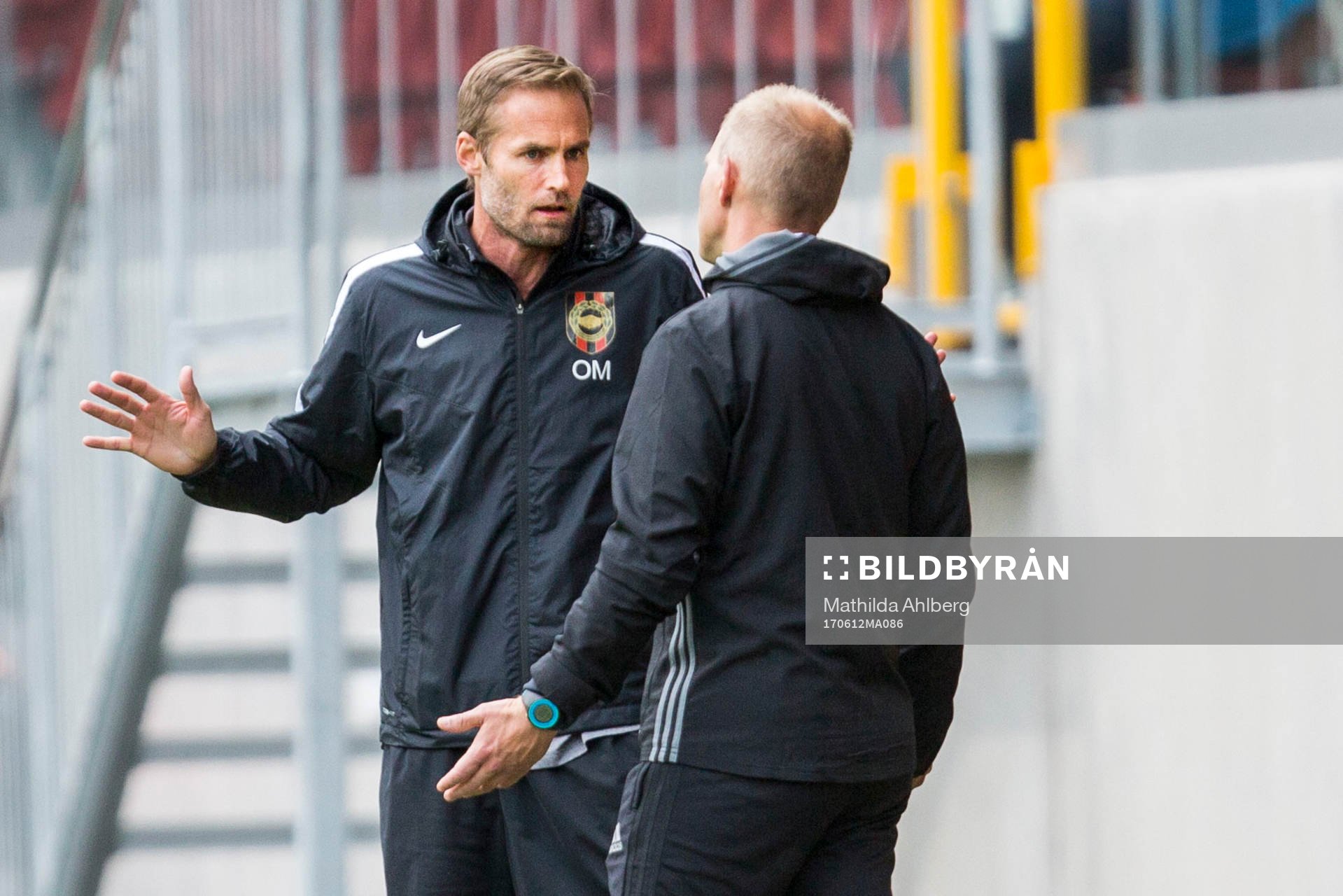 Brommapojkarnas tränare Olof Mellberg i diskussion med