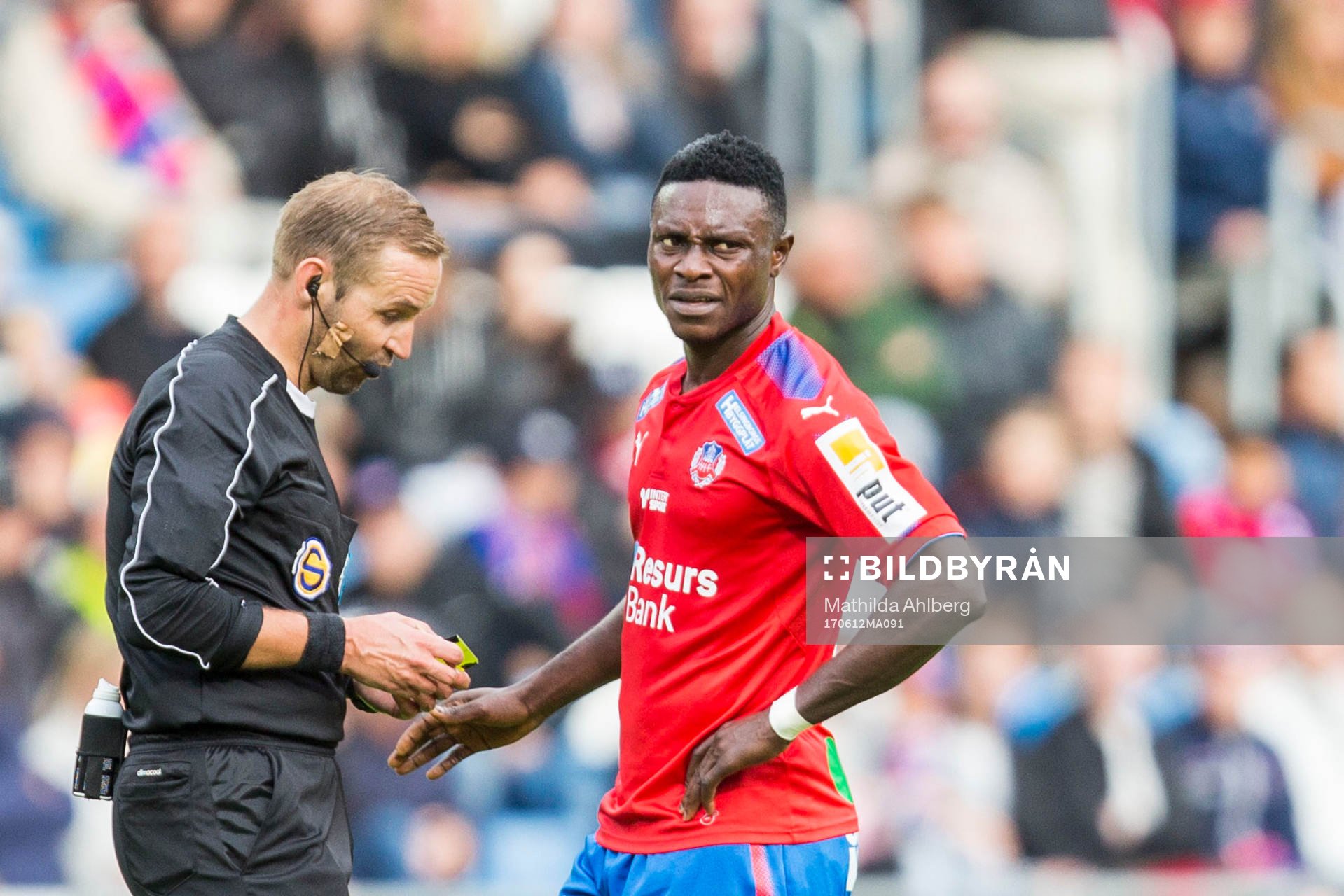 Helsingborgs Edwin Gyimah i samtal med domare Jim Petersson
