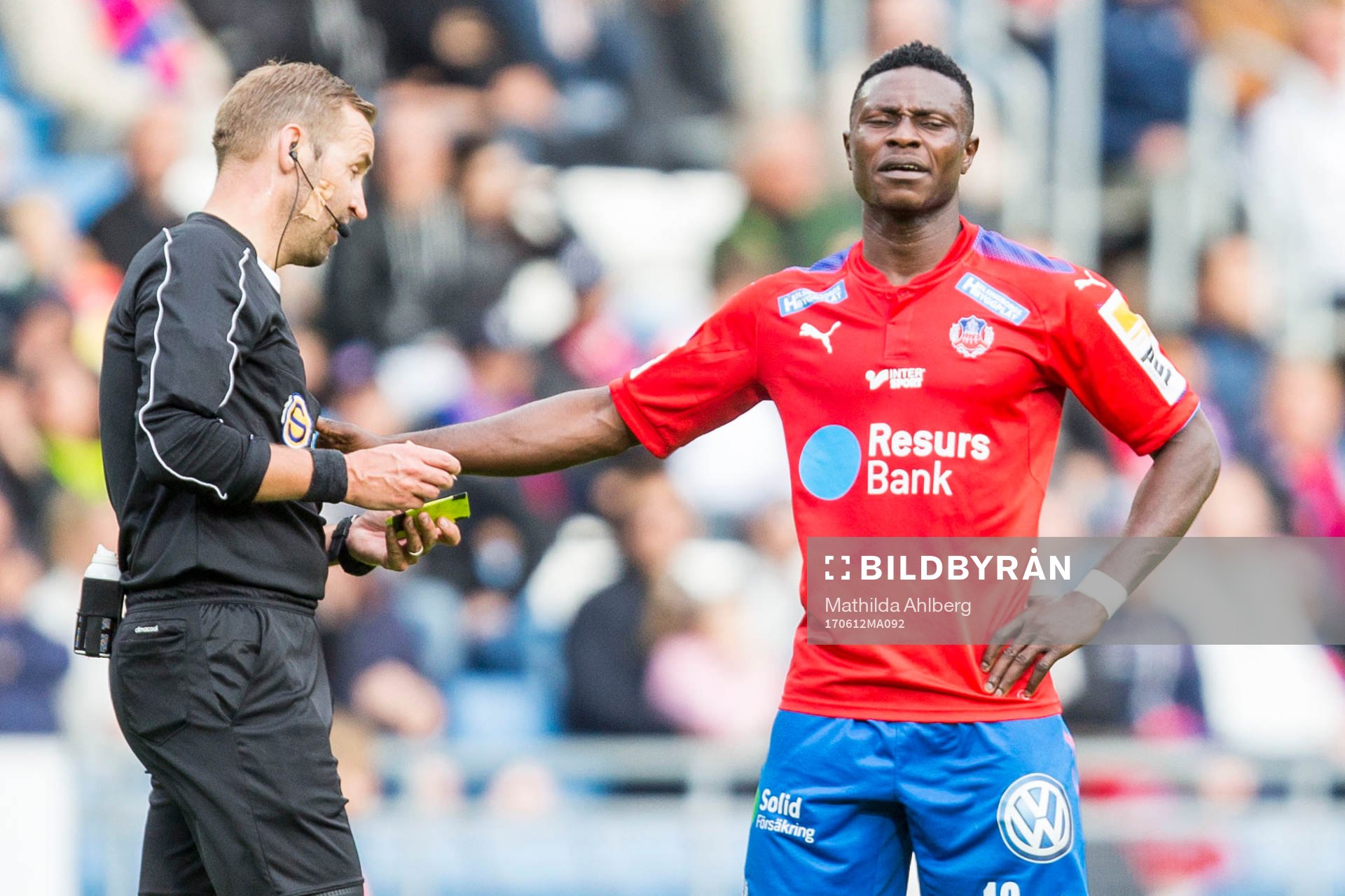 Helsingborgs Edwin Gyimah i samtal med domare Jim Petersson