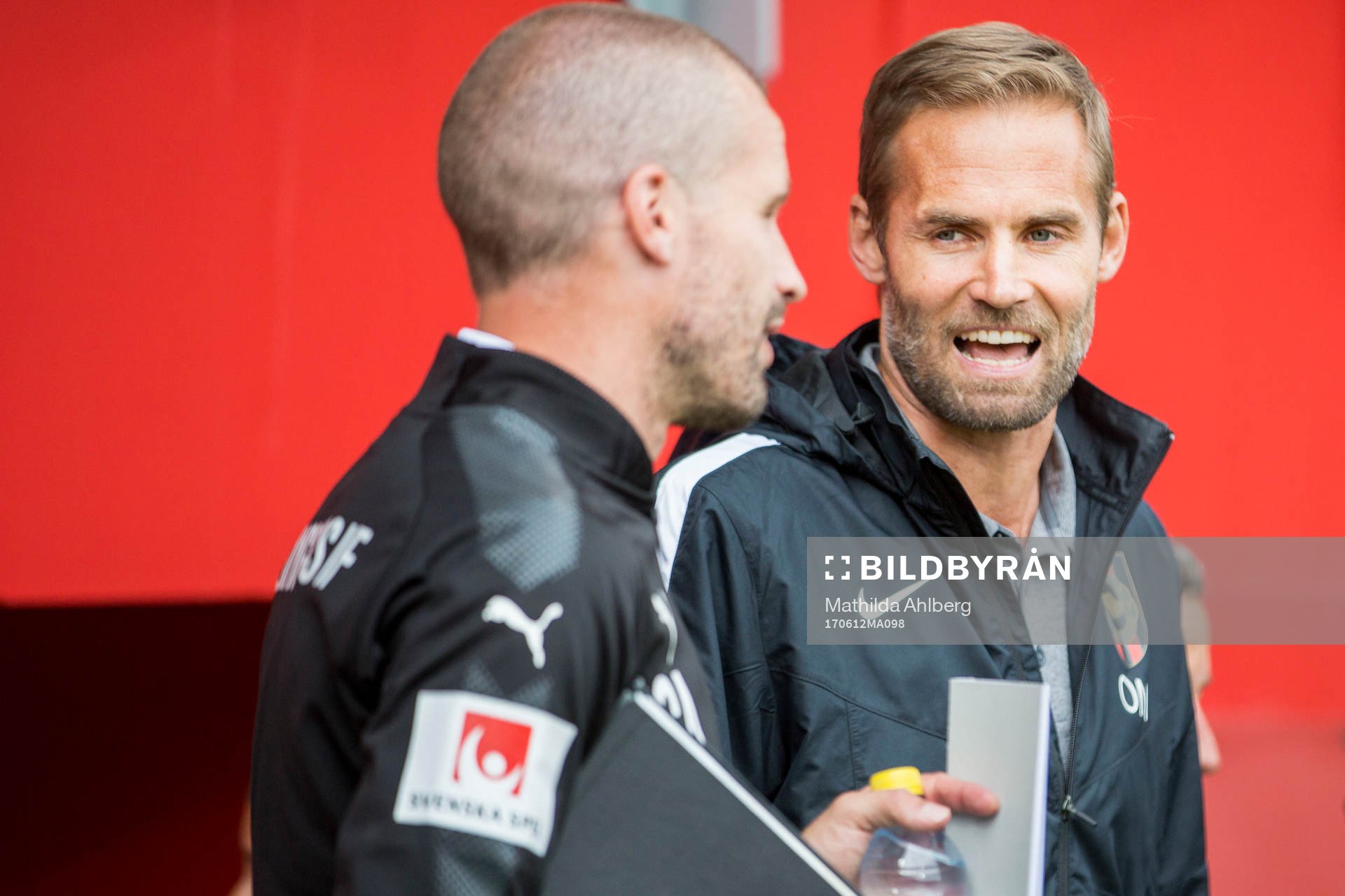Brommapojkarnas tränare Olof Mellberg i samtal med