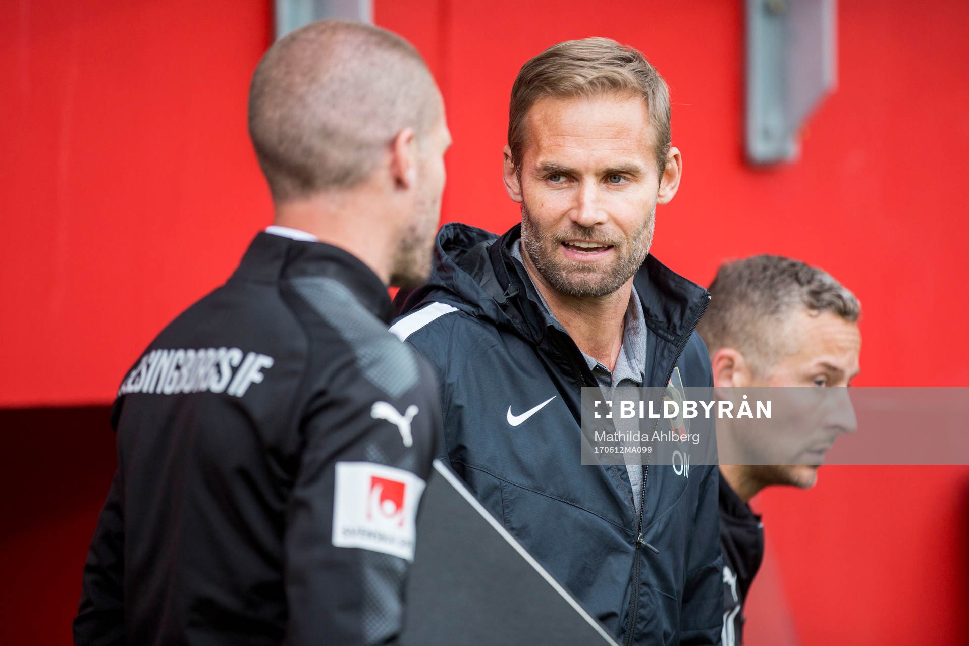 Brommapojkarnas tränare Olof Mellberg i samtal med Helsingborgs assisterande tränare Christoffer Andersson inför fotbollsmatchen i Superettan mellan Helsingborg och Brommapojkarna den 12 juni 2017 i Helsingborg.