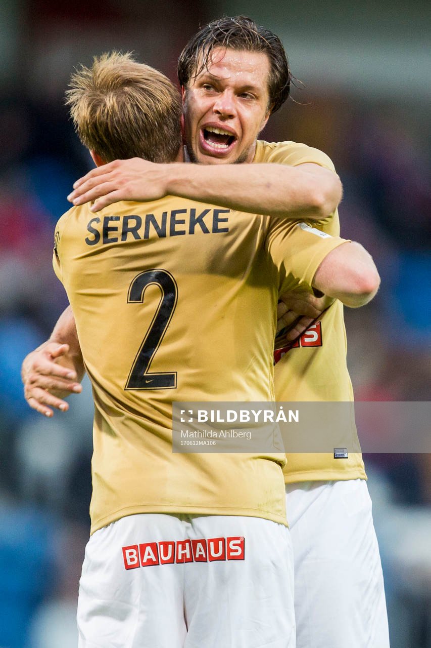 Brommapojkarnas Erik Figueroa jublar tillsammans med Christopher Brandeborn under fotbollsmatchen i Superettan mellan Helsingborg och Brommapojkarna den 12 juni 2017 i Helsingborg.