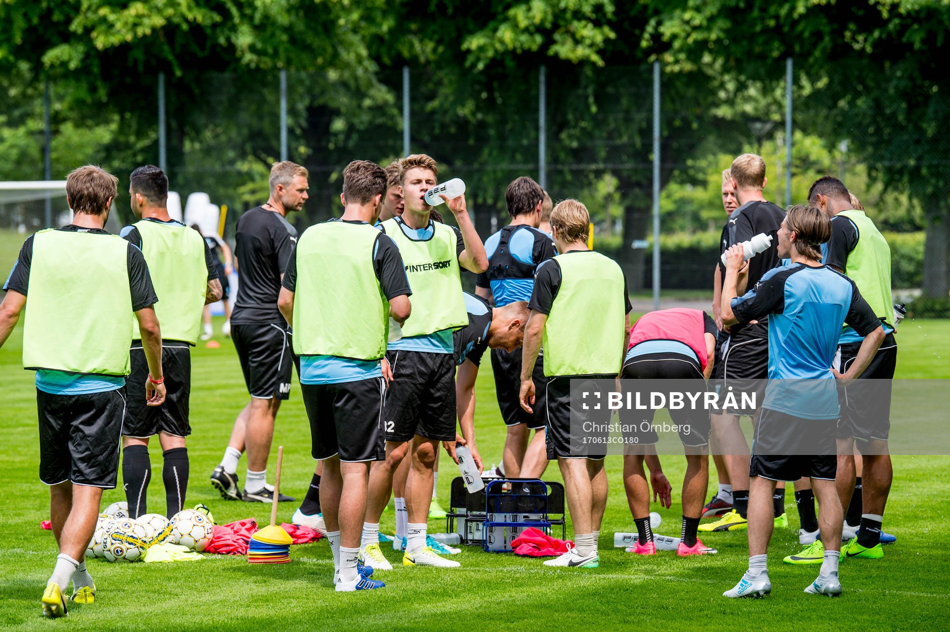 Spelarna tar en vätskepaus under Malmö FFs träning den 15 juni 2017 i Malmö.