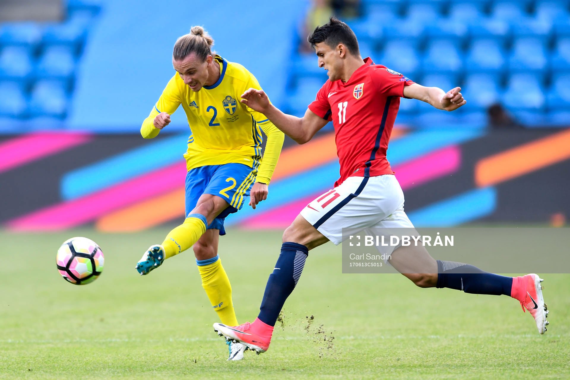 Sveriges Niklas Hult och Norges Mohamed  Amine Elyounoussi