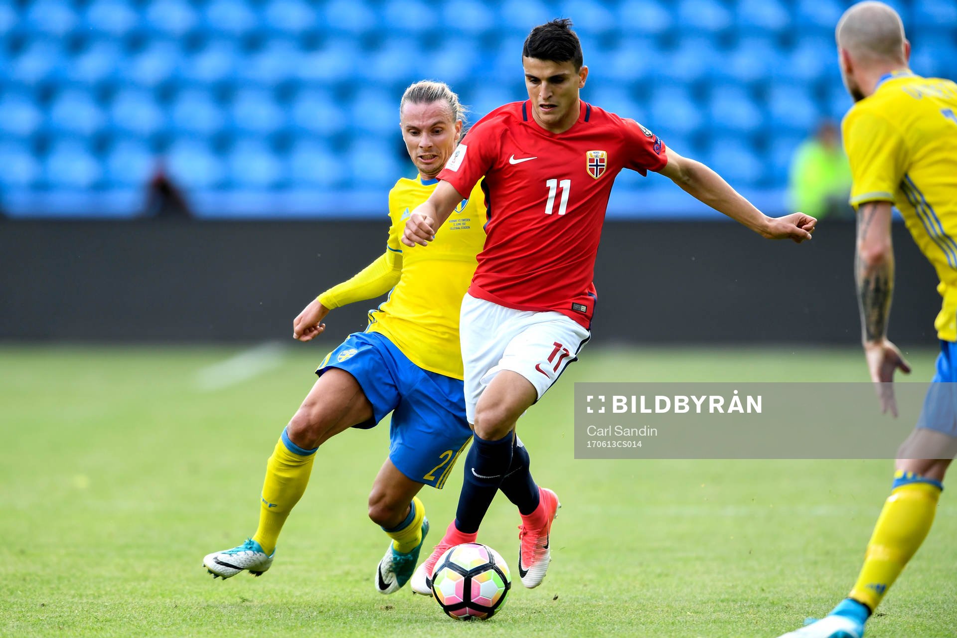 Sveriges Niklas Hult och Norges Mohamed  Amine Elyounoussi