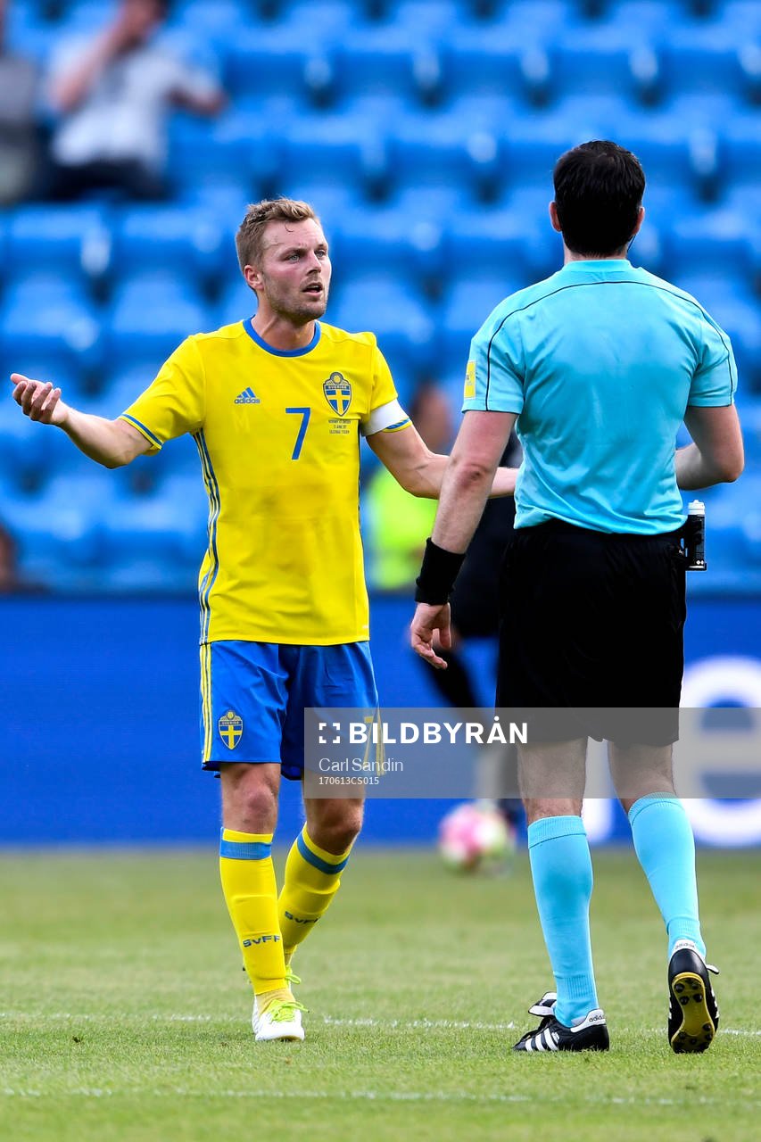 Sveriges Sebastian Larsson pratar med domare Daniel