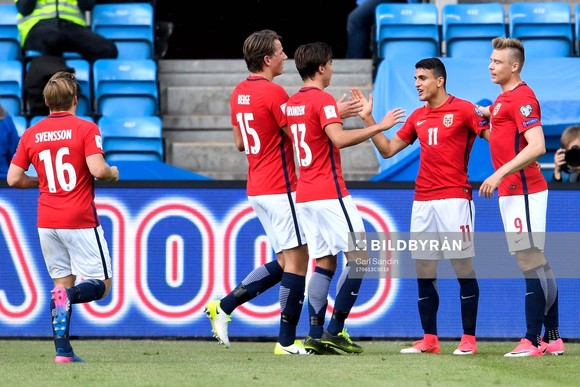 Norges Mohamed Amine Elyounoussi jublar med lagkamrater efter 1-0 under träningslandskampen i fotboll mellan Norge och Sverige den 13 juni 2017 i Oslo.