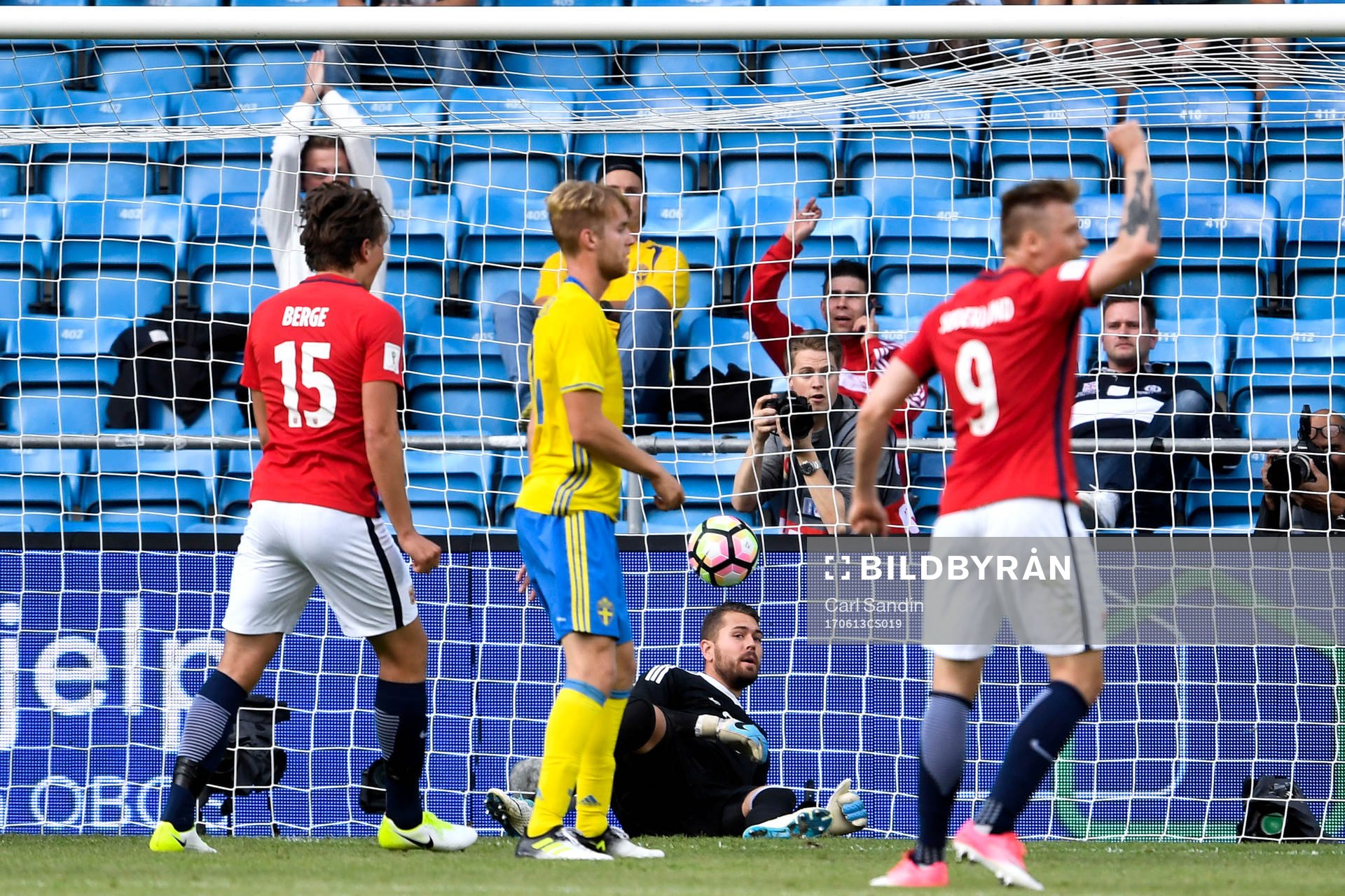 Norges Mohamed  Amine Elyounoussi (ej i bild) har gjort 1-0