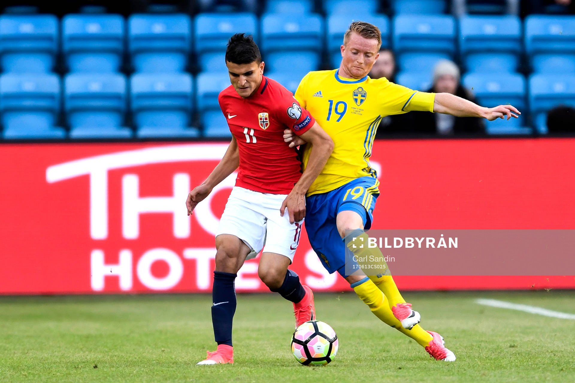 Norges Mohamed  Amine Elyounoussi och Sveriges Sam Larsson