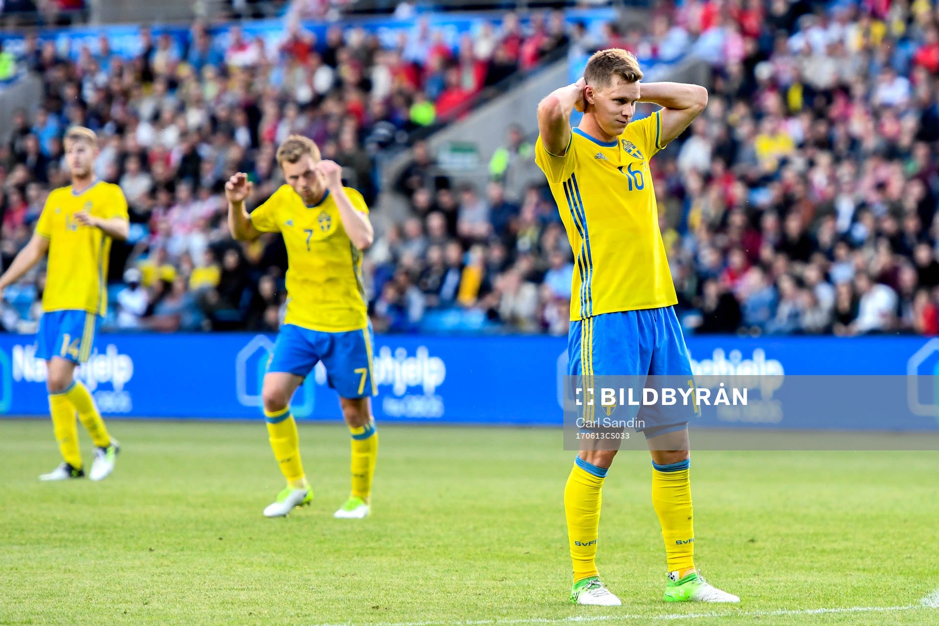 Sveriges Sebastian Larsson och Emil Krafth deppar