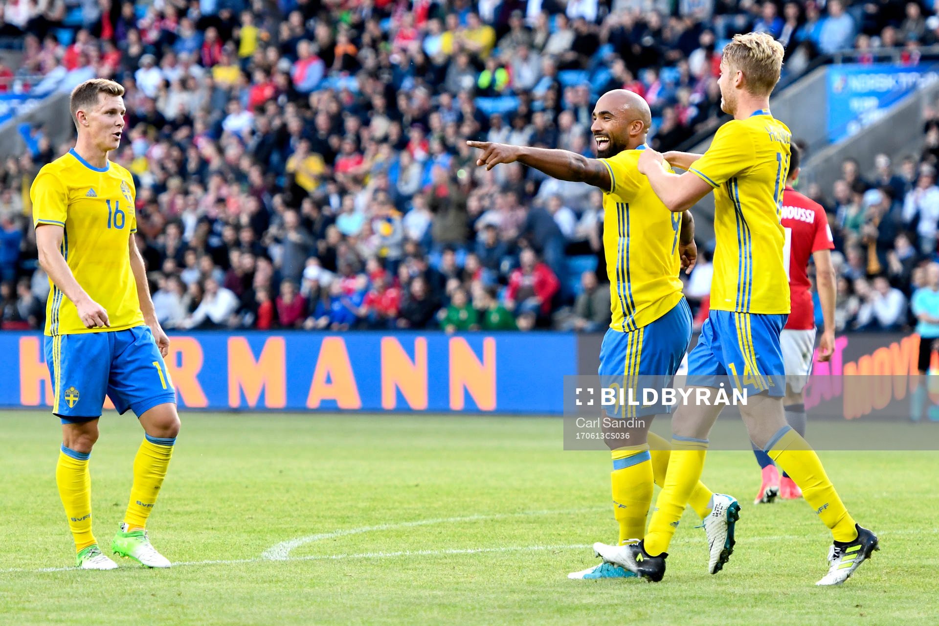 Sveriges Samuel Armenteros och Filip Helander jublar