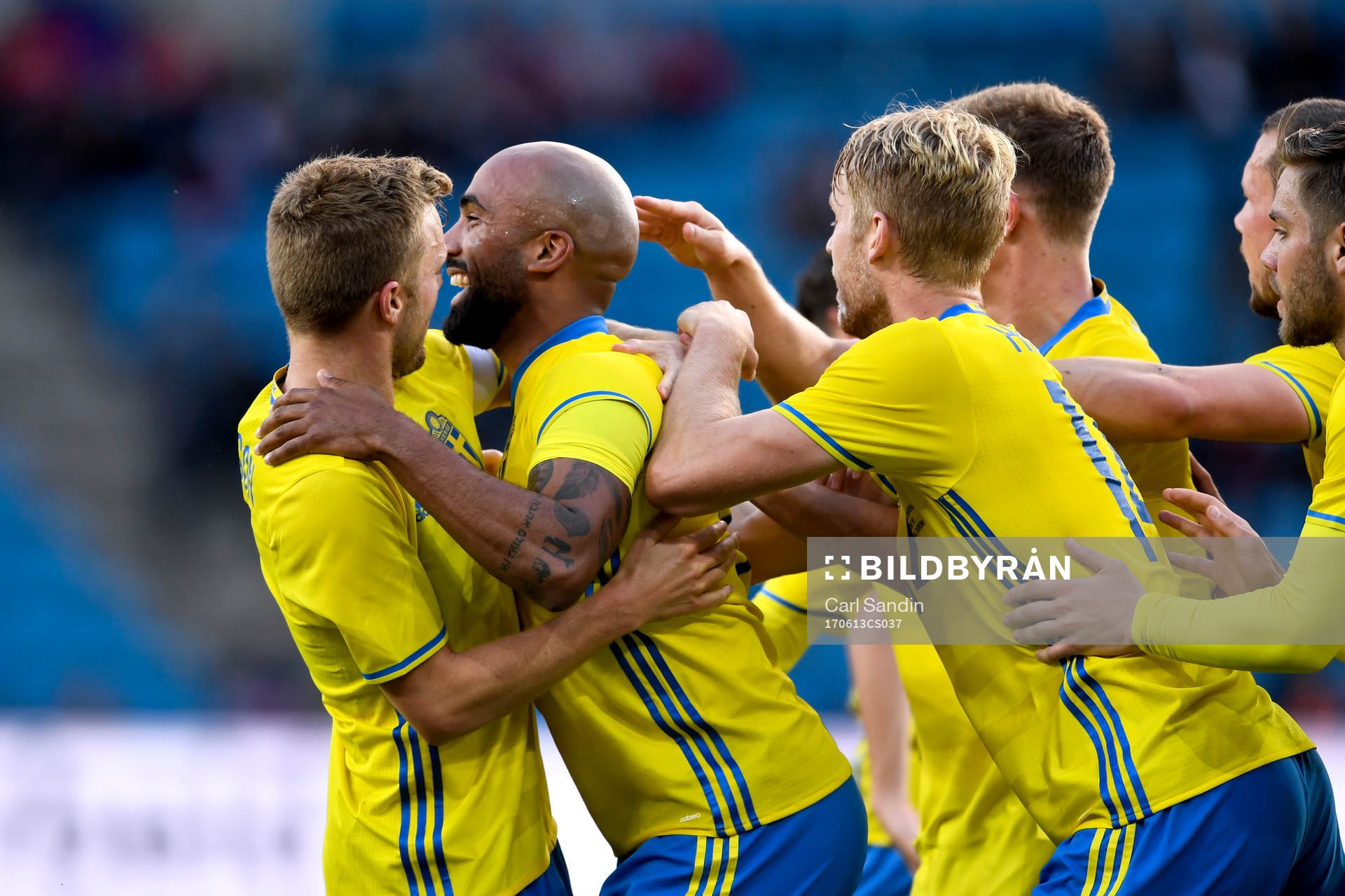Sveriges Samuel Armenteros jublar med lagkamrater
