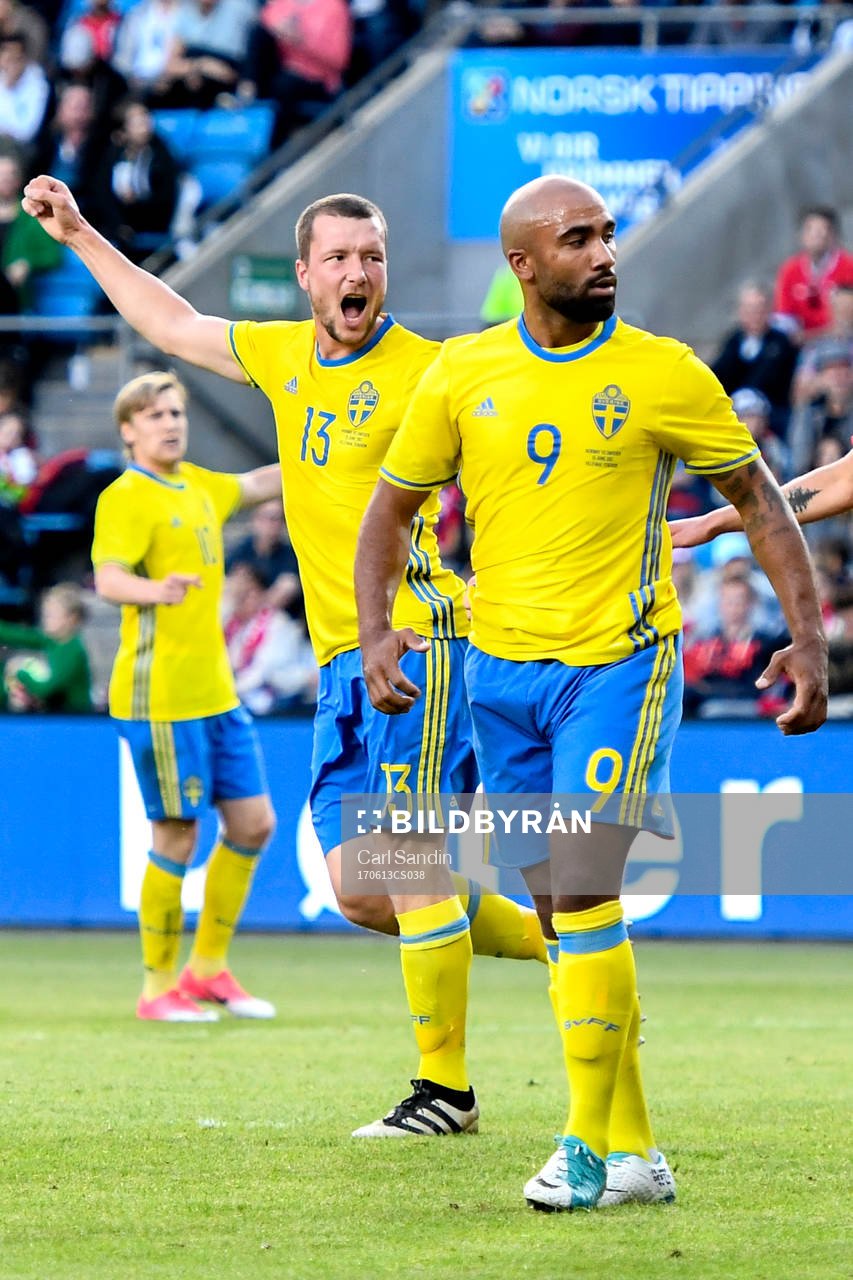 Sveriges Jakob Johansson och Samuel Armenteros jublar efter 1-1 av Armenteros under träningslandskampen i fotboll mellan Norge och Sverige den 13 juni 2017 i Oslo.