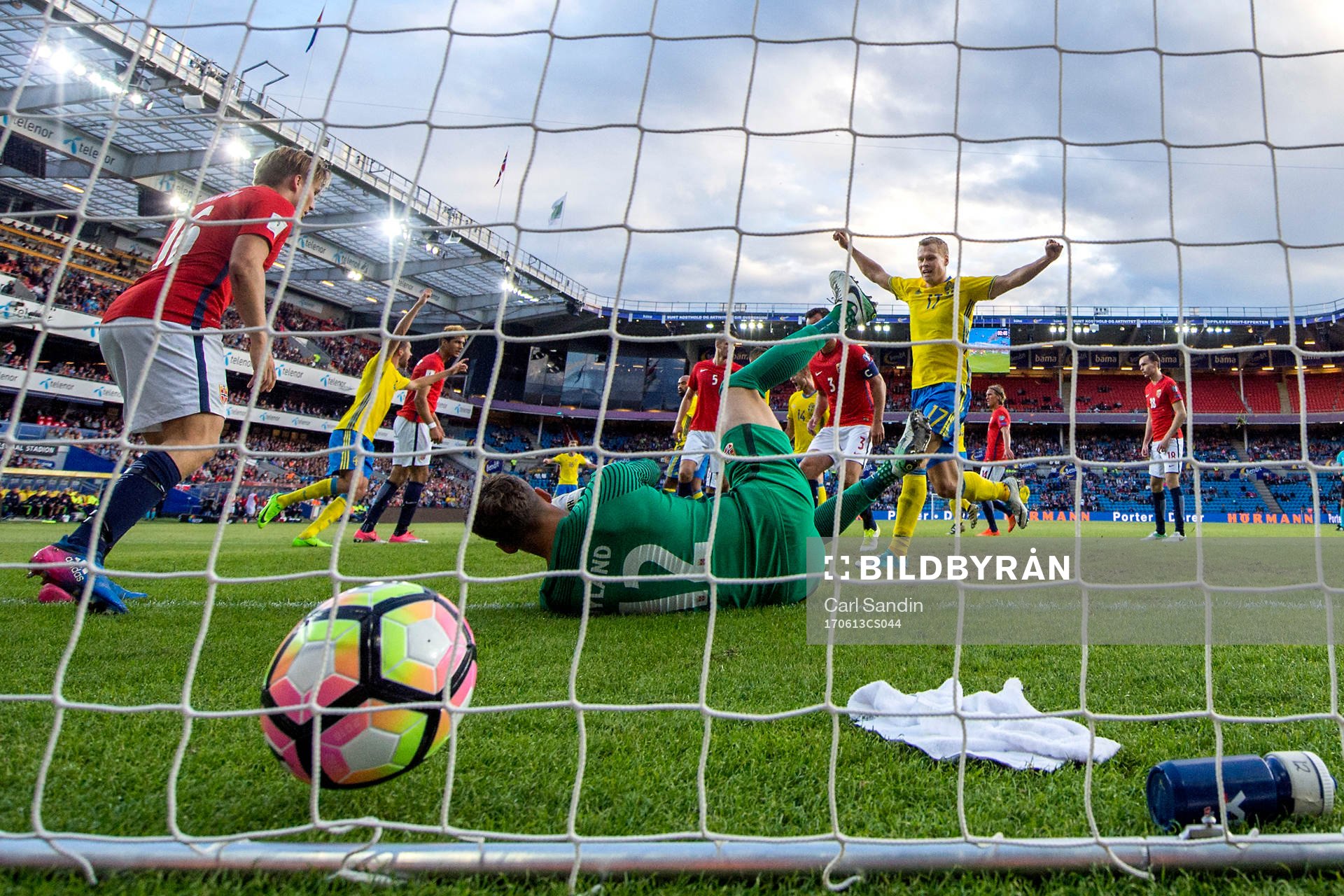 Sveriges Viktor Claesson jublar efter att Samuel Armenteros (ej i bild) gjort 1-1 under träningslandskampen i fotboll mellan Norge och Sverige den 13 juni 2017 i Oslo.