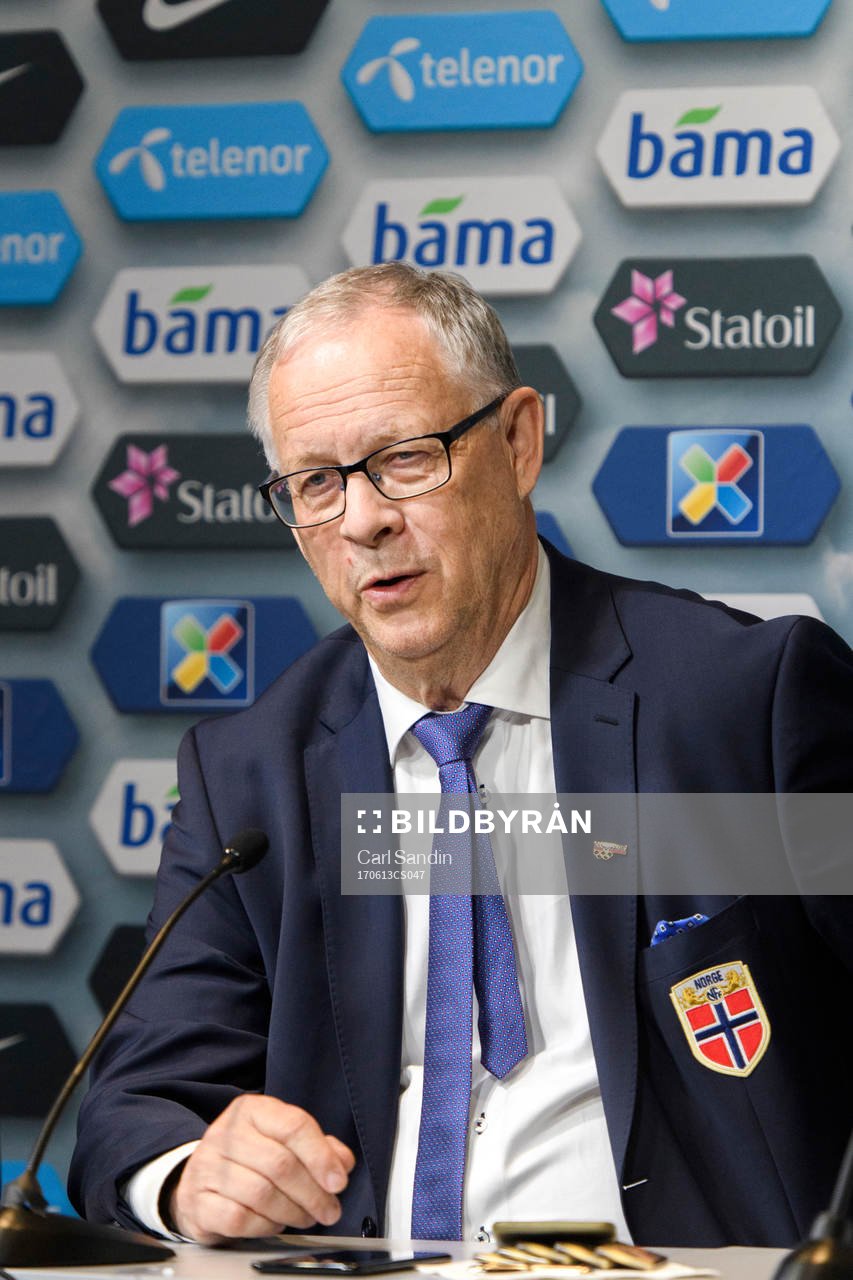 Norges förbundskapten Lars Lagerbäck på en presskonferens