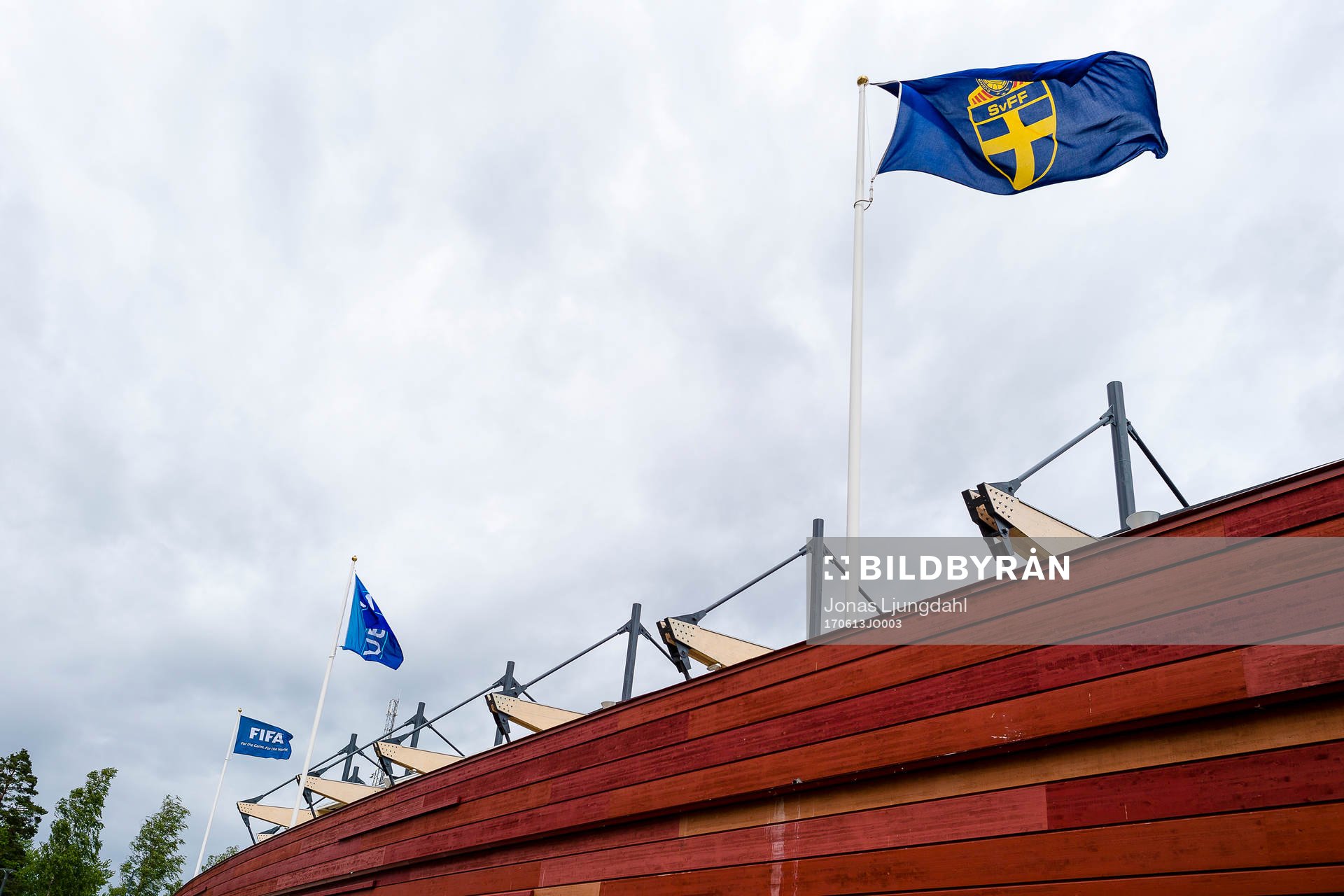 Flaggor före träningslandskampen i fotboll mellan Sverige