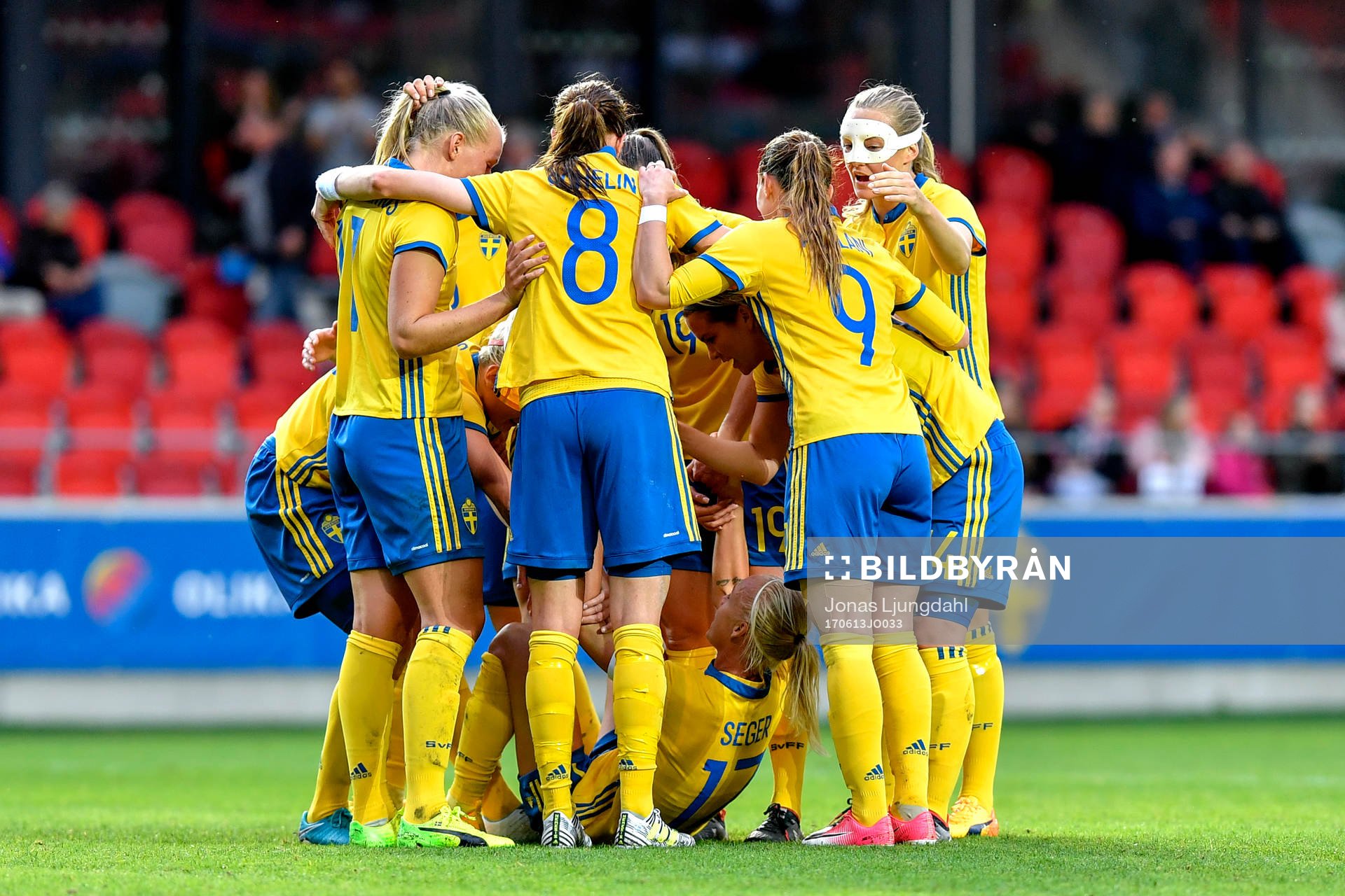 Sveriges Caroline Seger jublar med lagkamrater