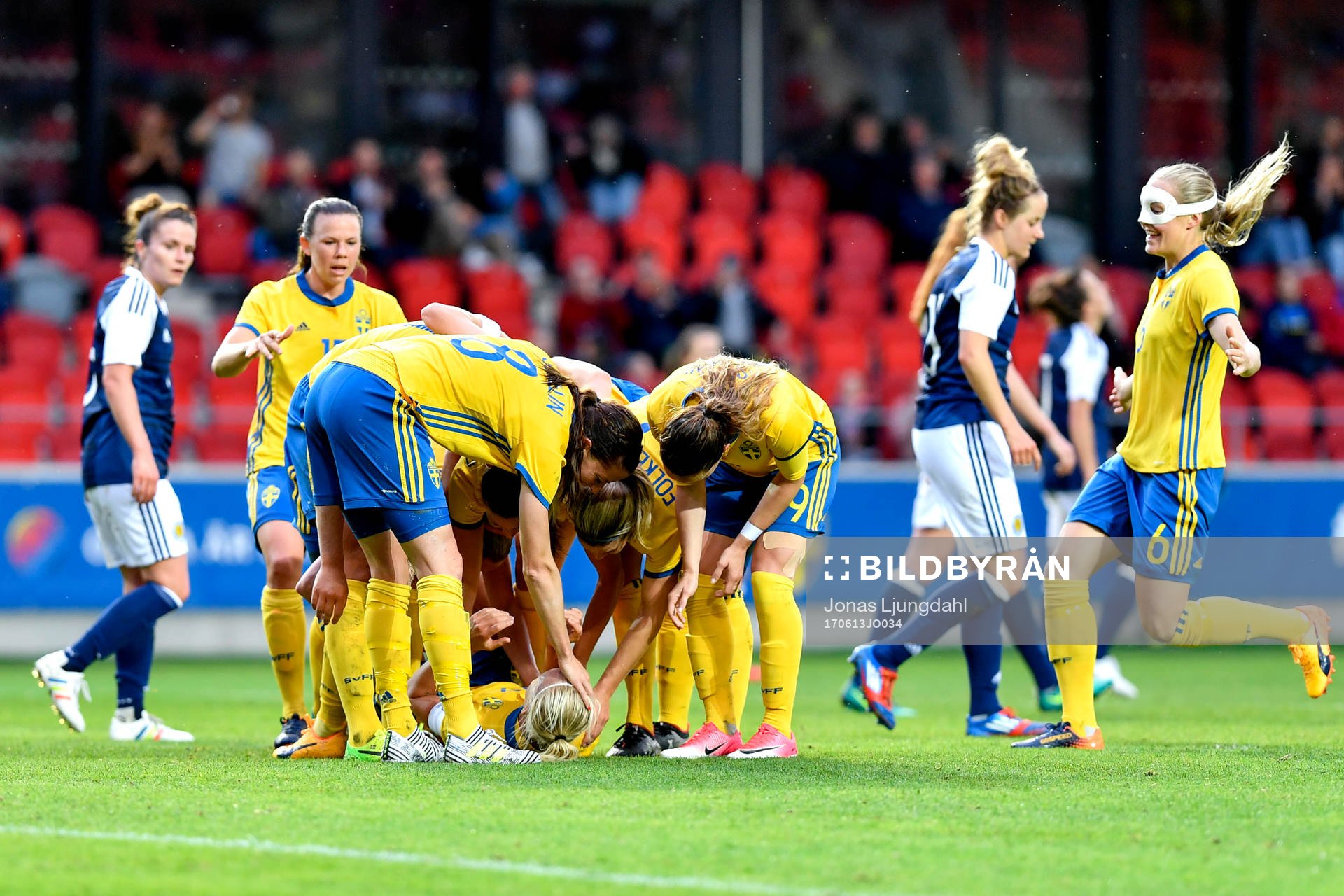 Sveriges Caroline Seger jublar med lagkamrater efter 1-0 under träningslandskampen i fotboll mellan Sverige och Skottland den 13 juni 2017 i Växjö.
