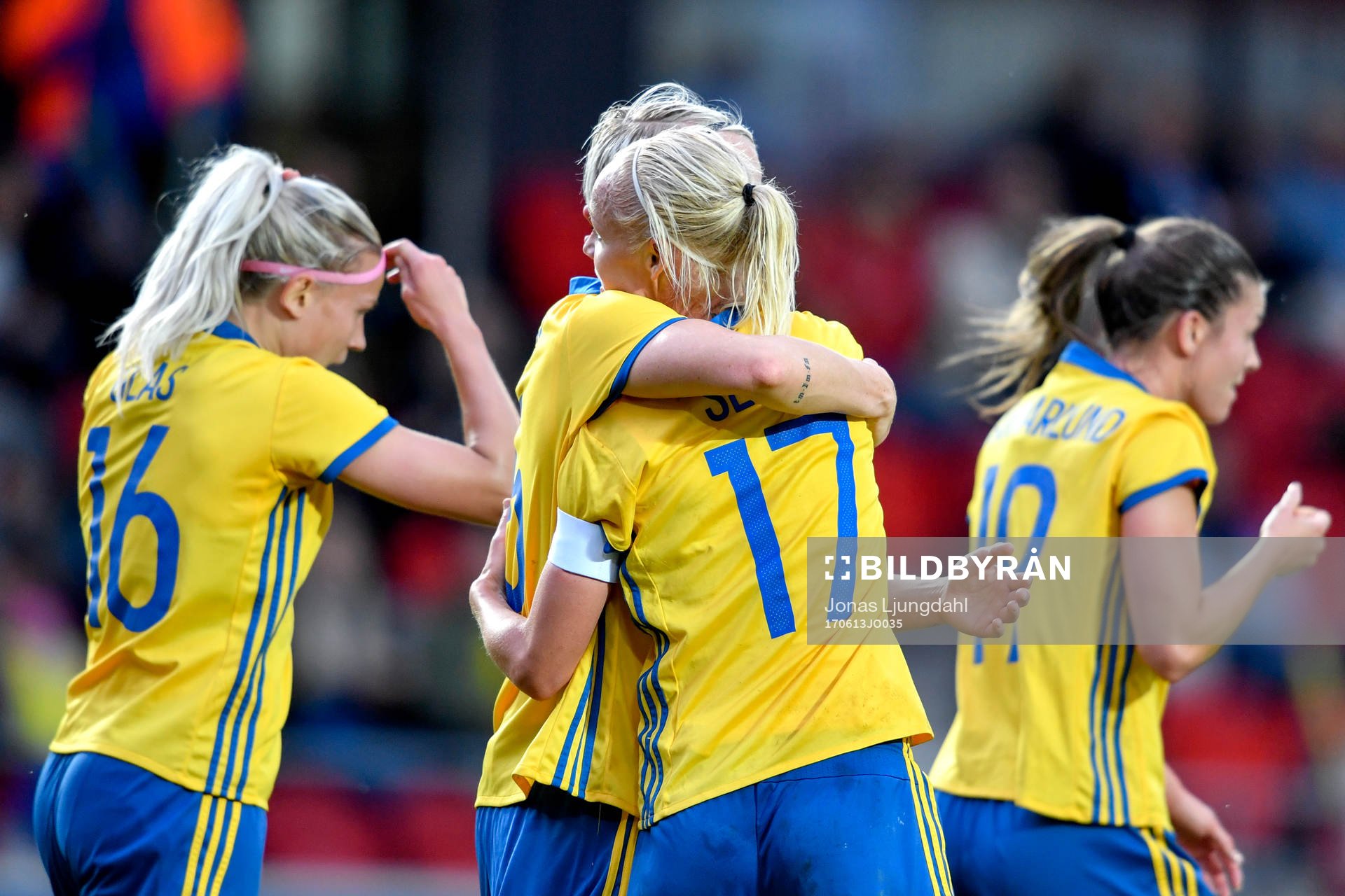Sveriges Caroline Seger jublar med lagkamrater