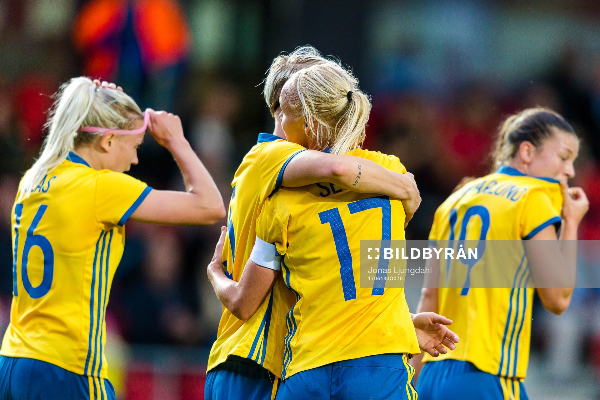 Sveriges Nilla Fischer och Caroline Seger jublar