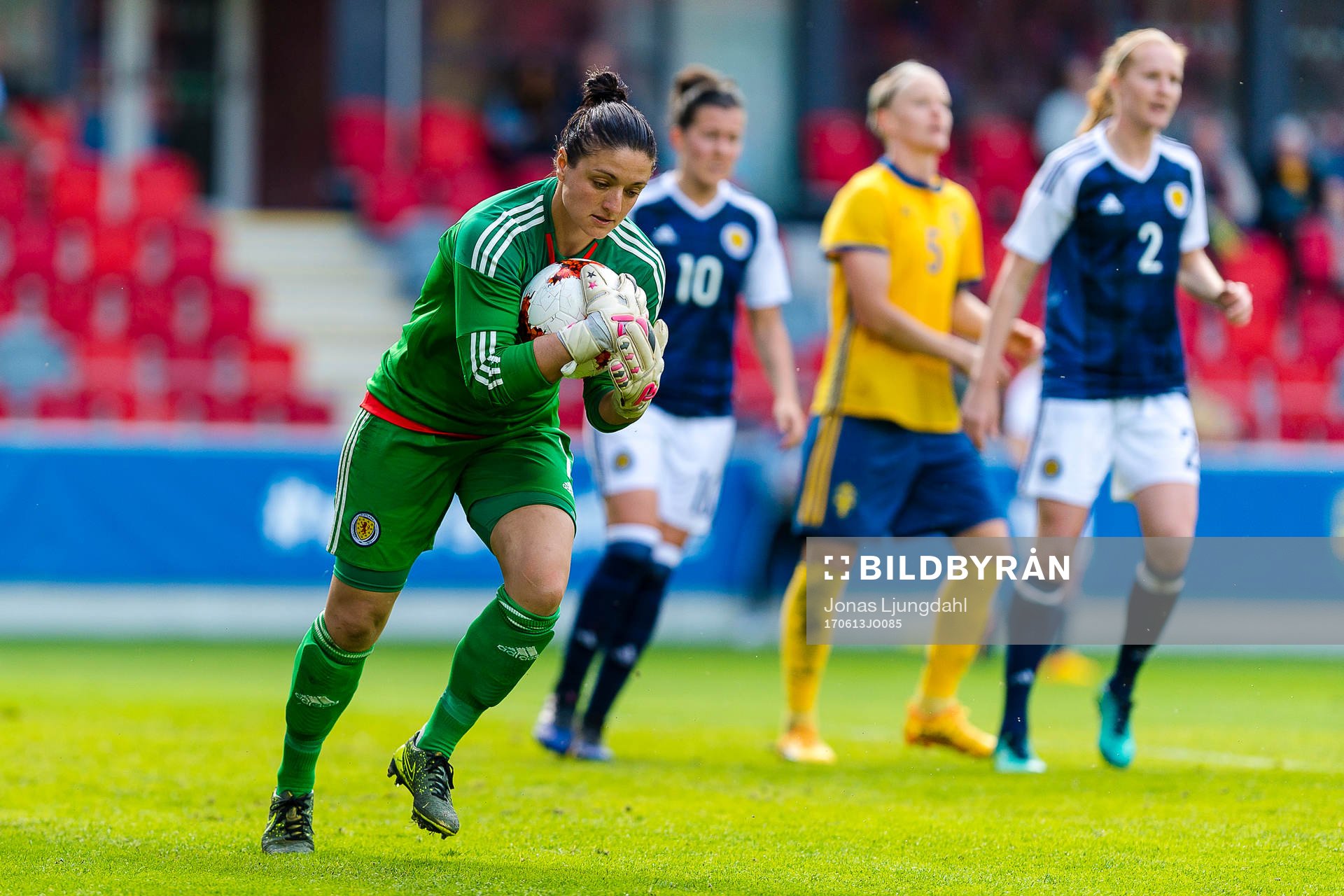 Skottlands målvakt Gemma Fay med bollen