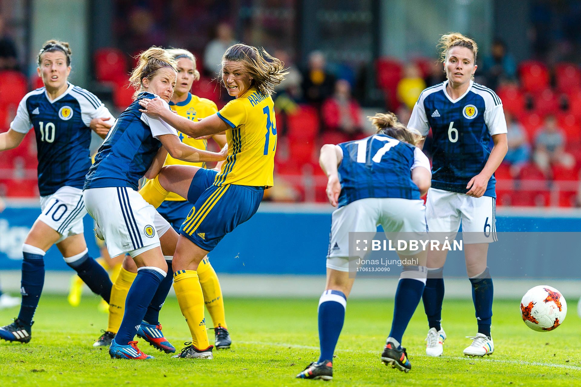 Sveriges Hanna Folkesson oroar vid en hörna