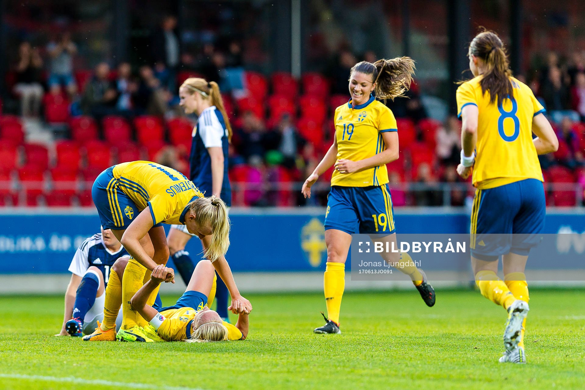 Sveriges Caroline Seger, Stina Blackstenius och Pauline Hammarlund jublar efter sitt 1-0 mål under träningslandskampen i fotboll mellan Sverige och Skottland den 13 juni 2017 i Växjö.