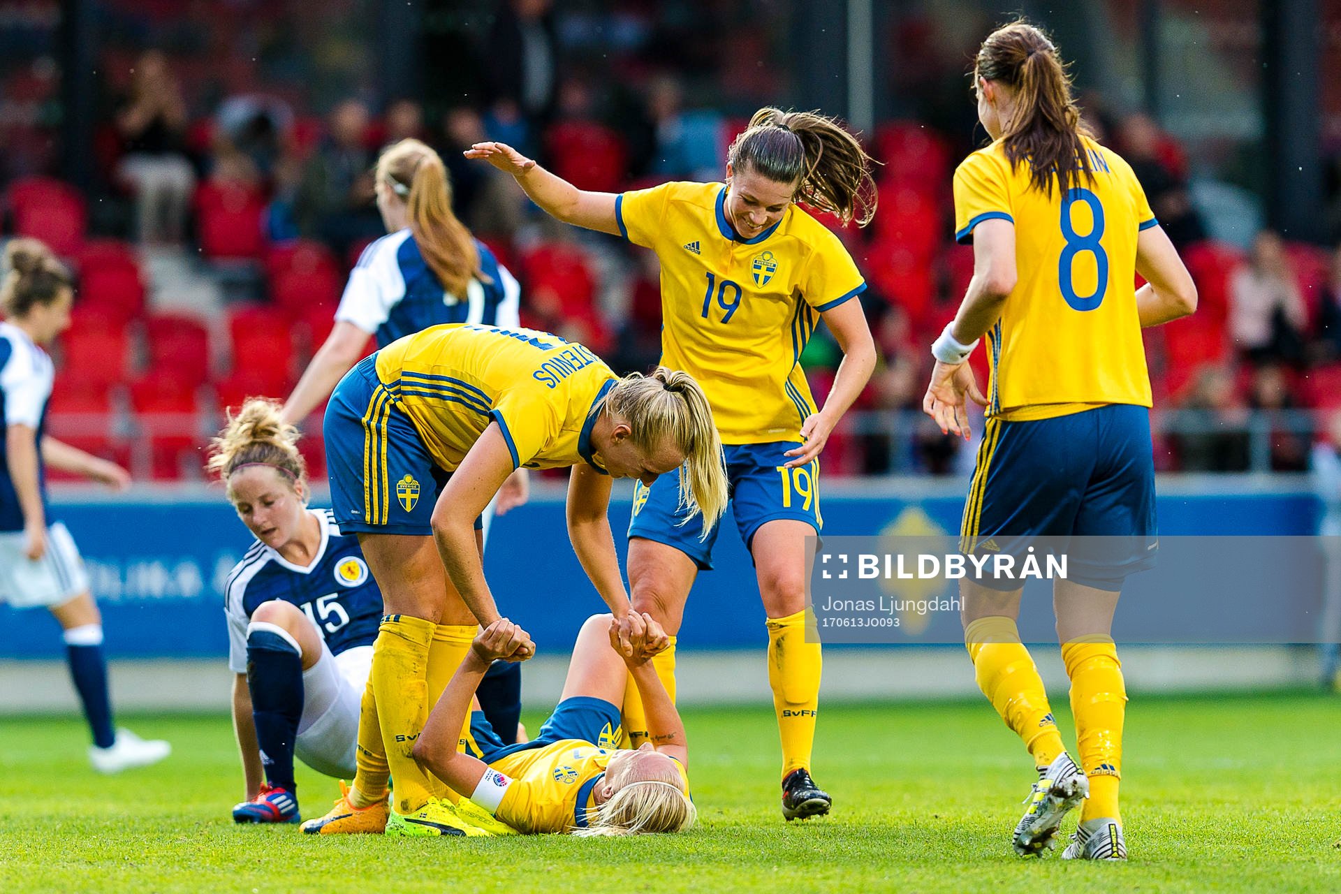 Sveriges Caroline Seger, Stina Blackstenius och Pauline Hammarlund jublar efter sitt 1-0 mål under träningslandskampen i fotboll mellan Sverige och Skottland den 13 juni 2017 i Växjö.