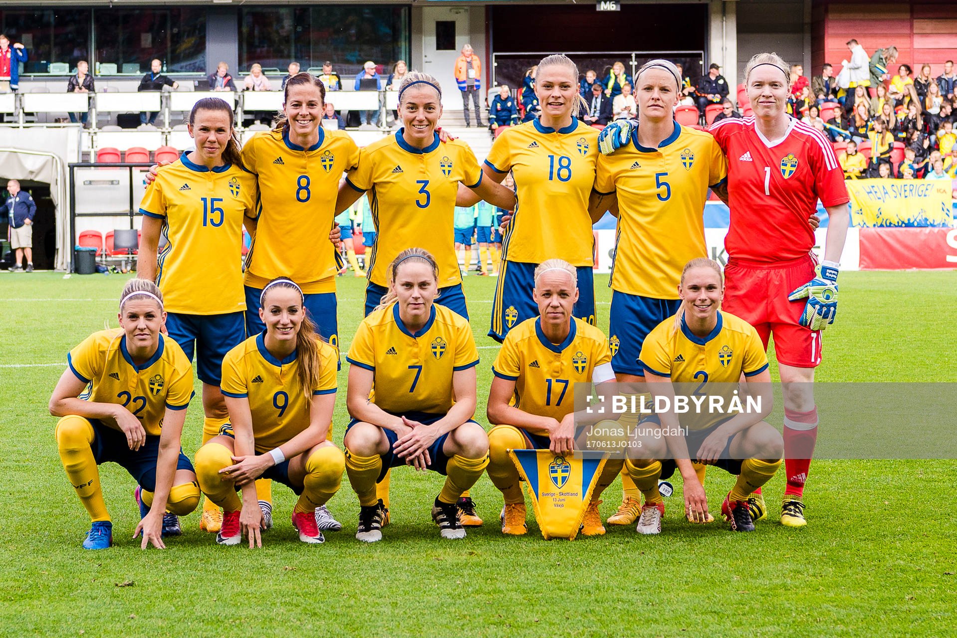 Sveriges startelva, bakre raden från vänster: Jessica Samuelsson, Lotta Schelin, Linda Sembrant, Fridolina Rolfö, Nilla Fischer. Främre raden från vänster: Olivia Schough, Kosovare Asllani, Lisa Dahlkvist, Caroline Seger och Jonna Andersson under träningslandskampen i fotboll mellan Sverige och Skottland den 13 juni 2017 i Växjö.
