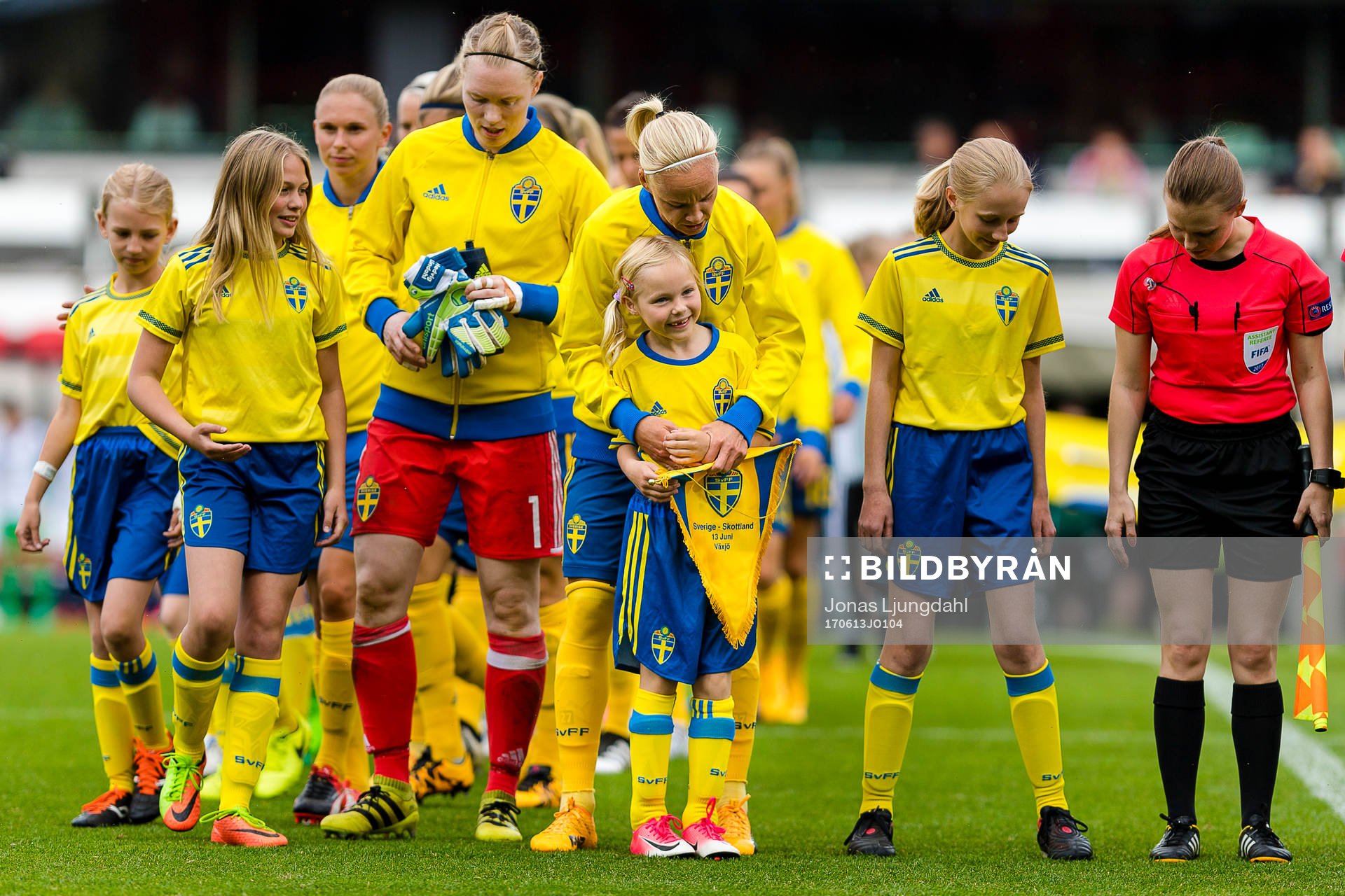 Sveriges Caroline Seger pratar med en knatte