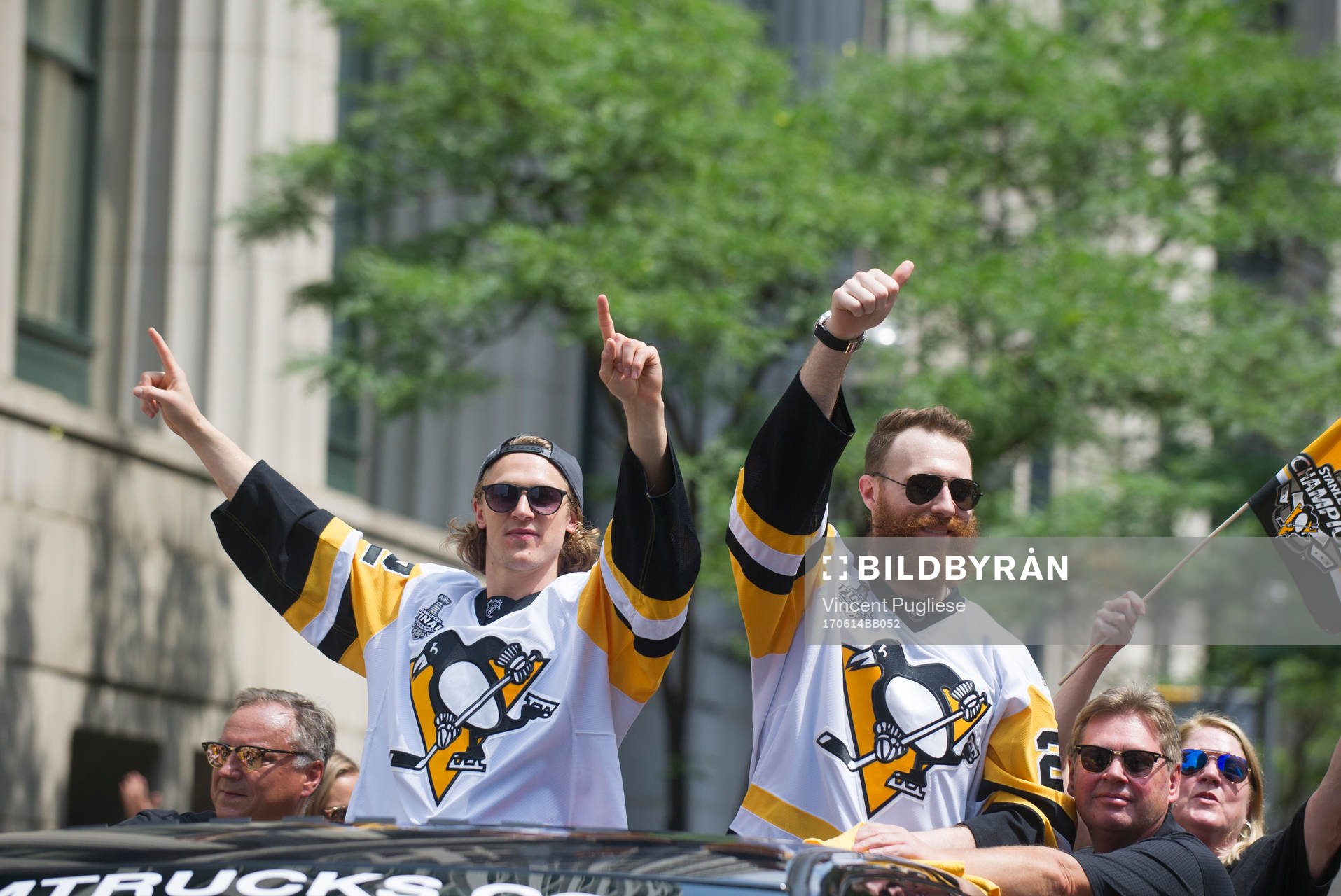 Pittsburgh Penguins' Carl Hagelin and Ian Cloe celebrate
