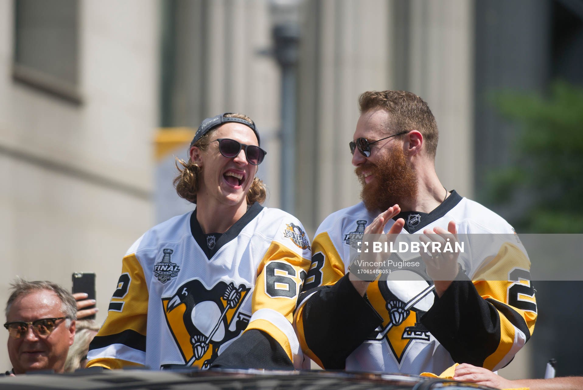 Pittsburgh Penguins' Carl Hagelin and Ian Cloe celebrate