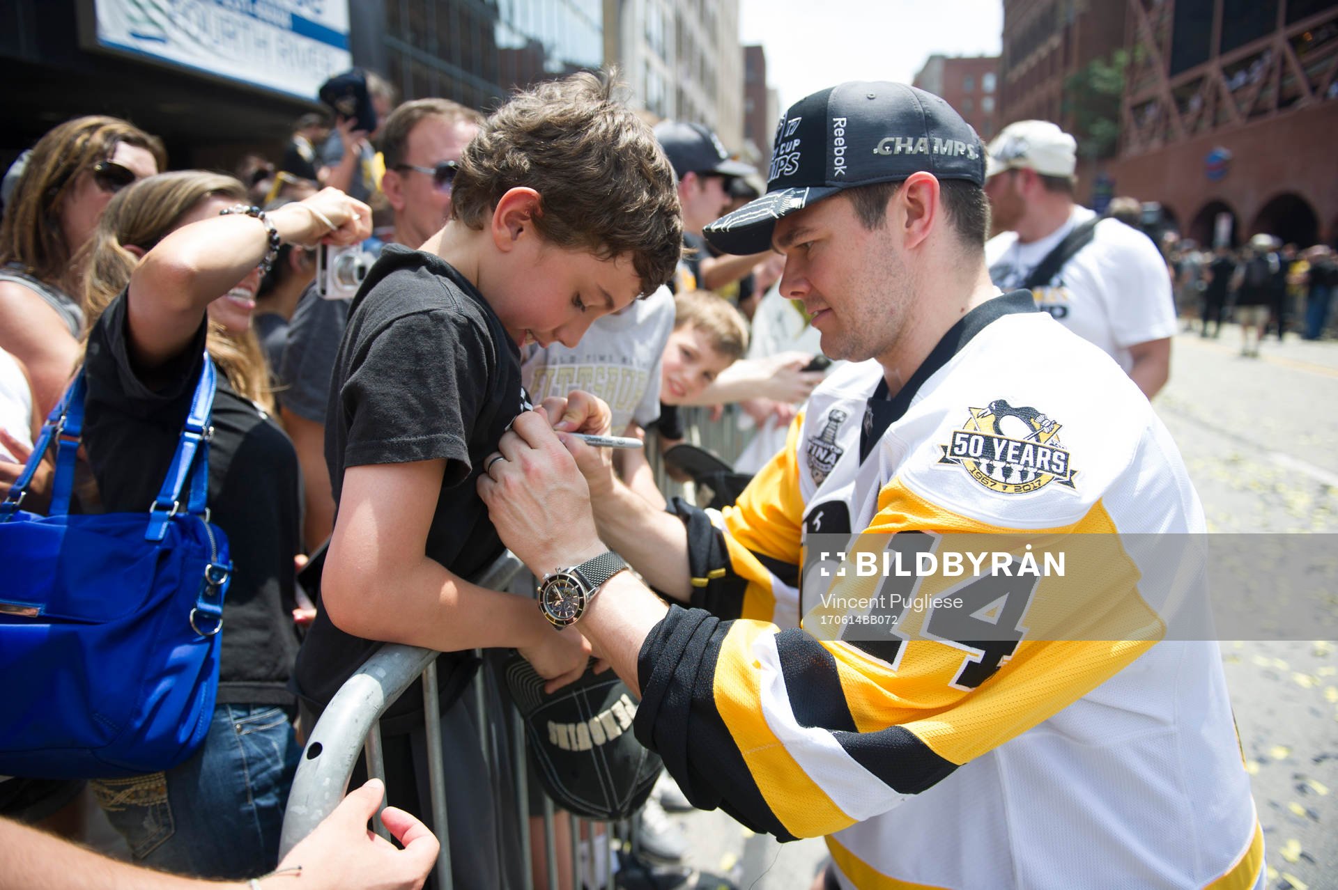 Pittsburgh Penguins' Chris Kunitz signs an autograph