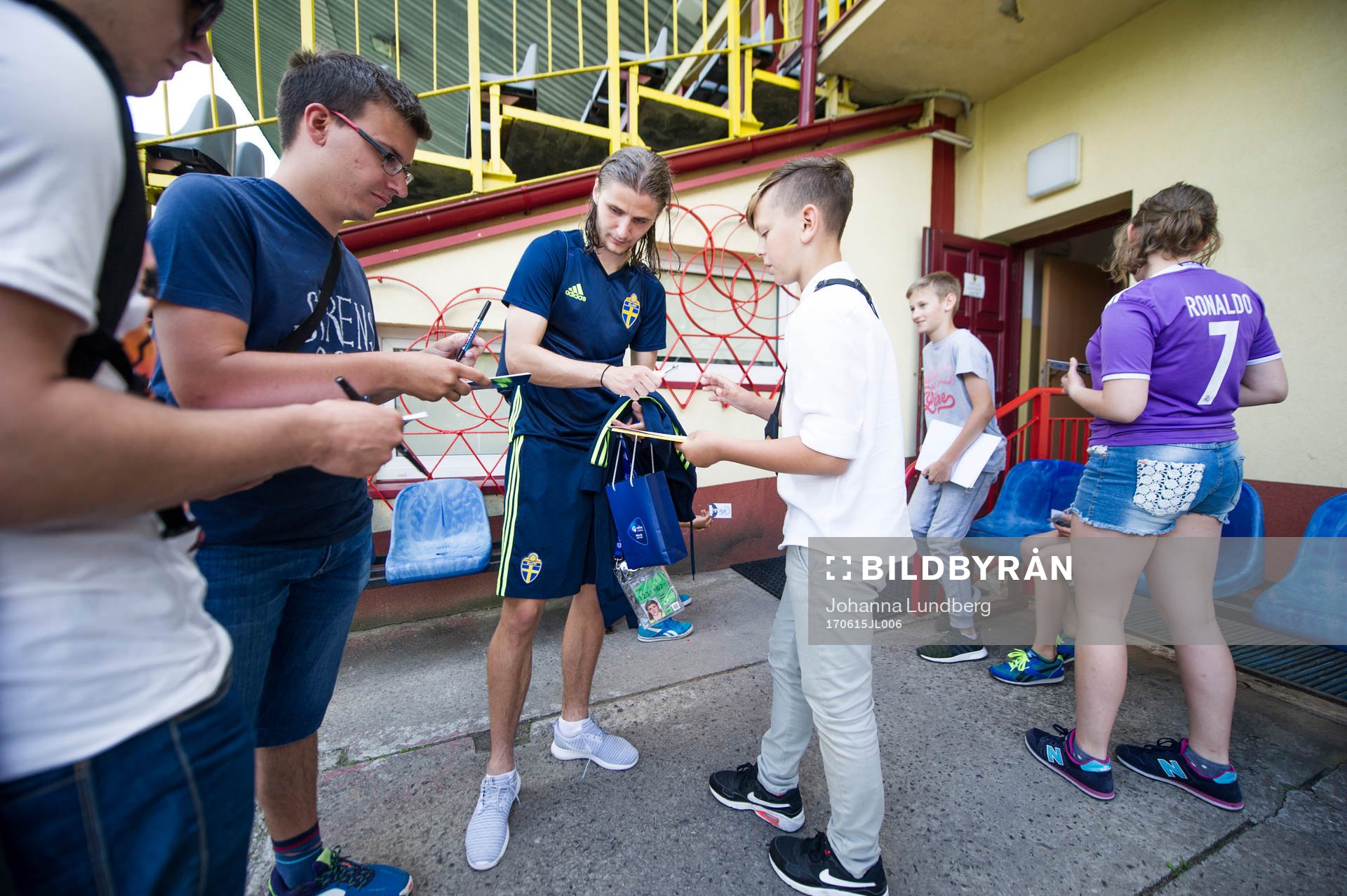 Pawel Cibicki skriver autografer