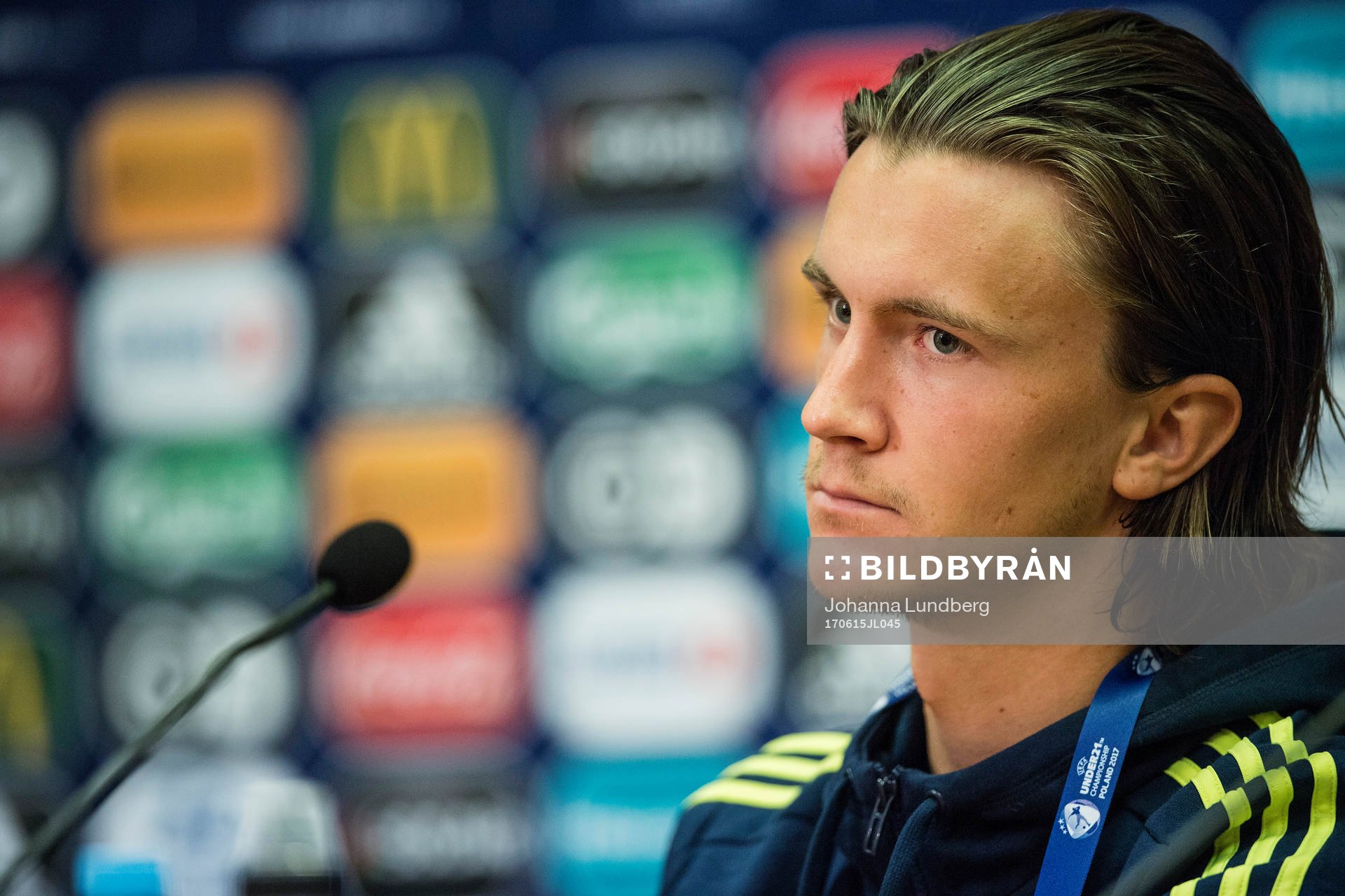 Kristoffer Olsson deltar i en presskonferens efter en träning med det svenska U21-landslaget den 15 juni 2017 i Kielce.