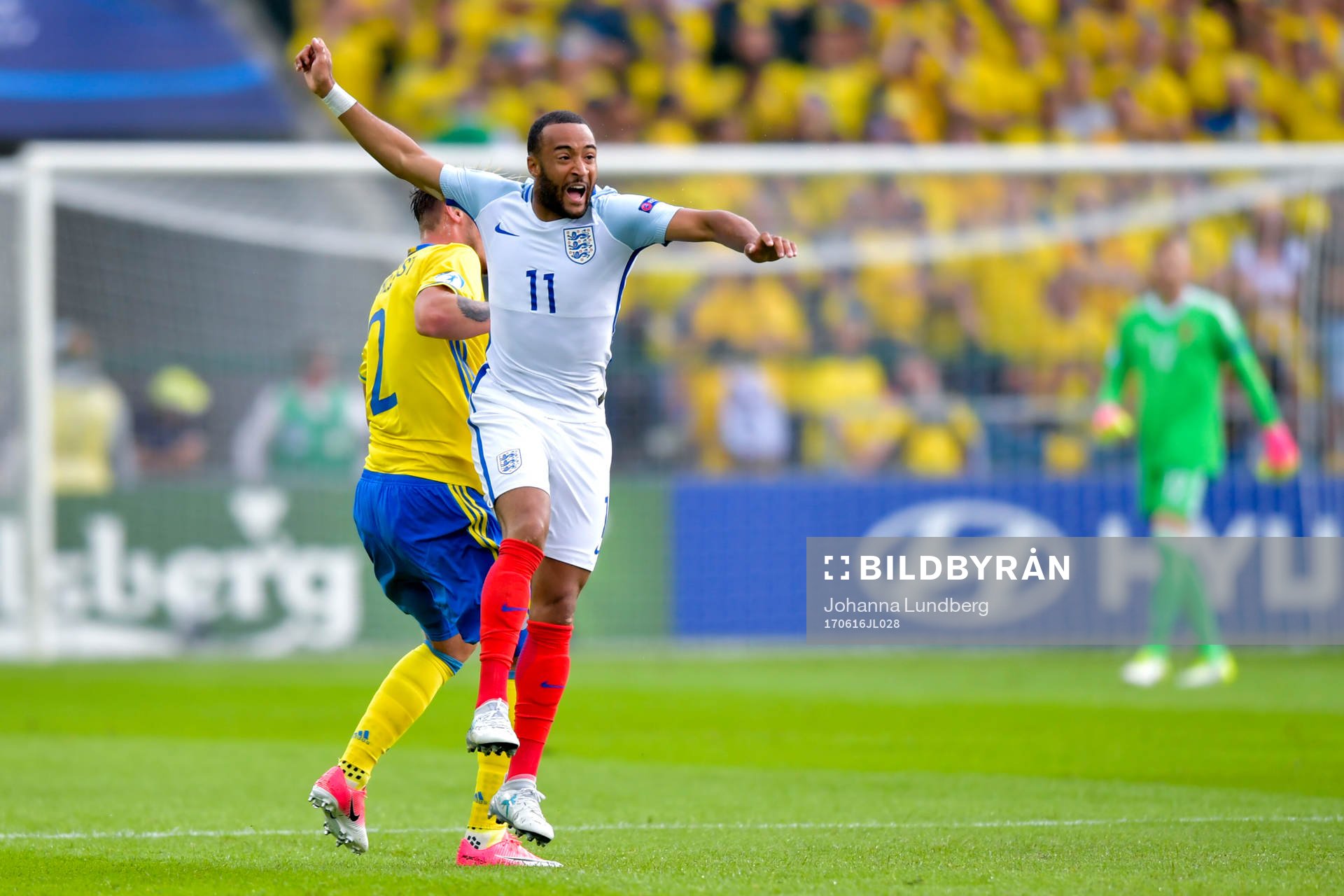 Sveriges Linus Wahlqvist och Englands Nathan Redmond