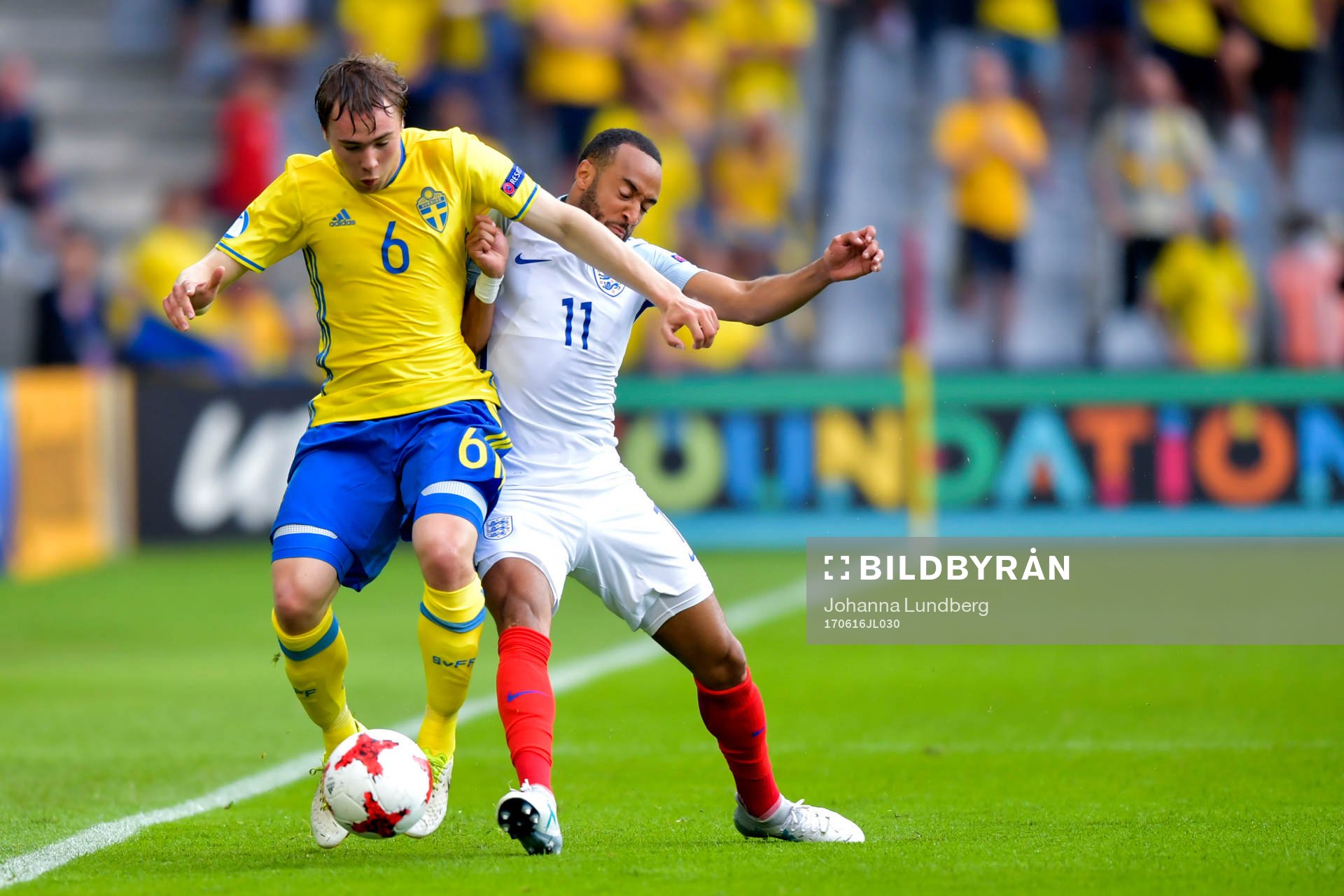 Sveriges Simon Tibbling och Englands Nathan Redmond