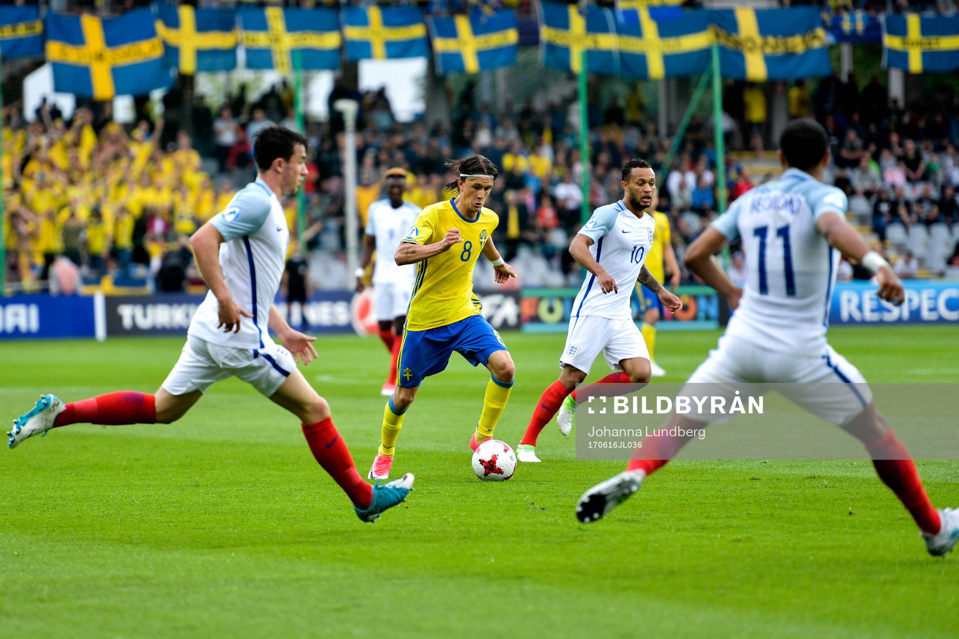 Sveriges Kristoffer Olsson och Englands Lewis Baker och Nathan Redmond under fotbollsmatchen i U21-EM mellan Sverige och England den 16 juni 2017 i Kielce.