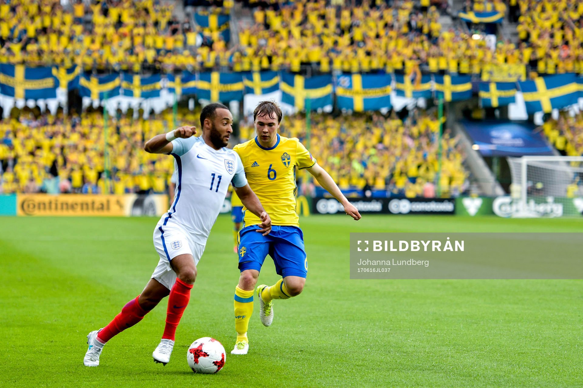 Englands Nathan Redmond och Sveriges Simon Tibbling under fotbollsmatchen i U21-EM mellan Sverige och England den 16 juni 2017 i Kielce.
