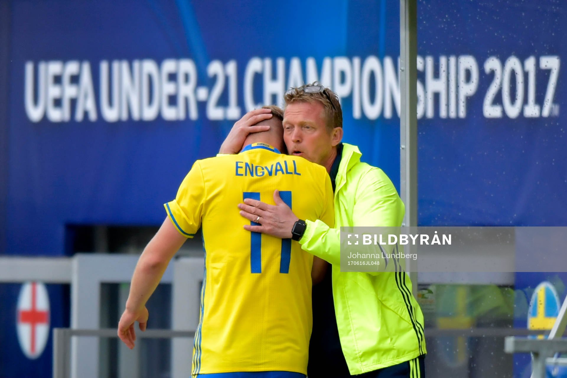 Sveriges Gustav Engvall kramas om